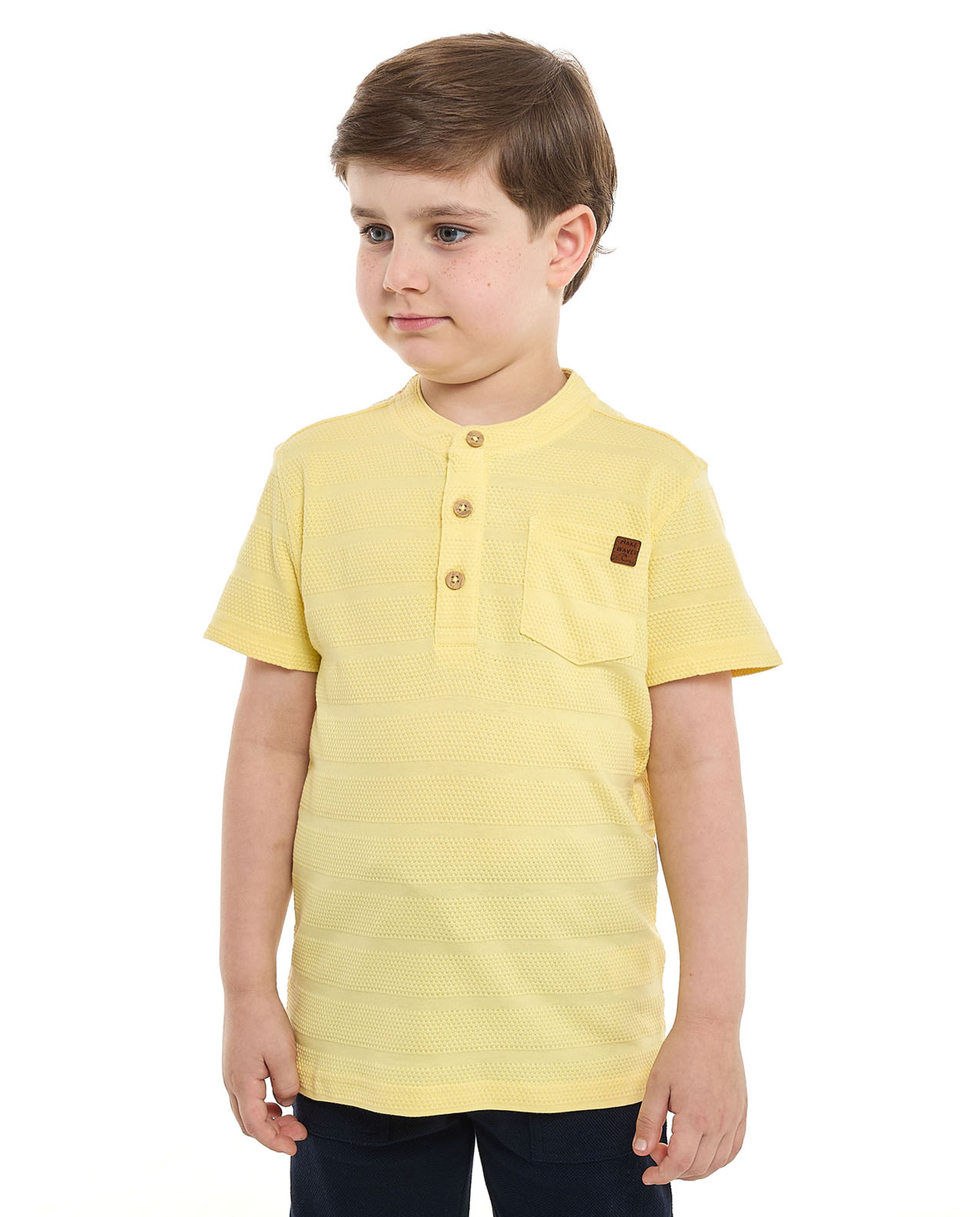 تيشيرت بياقة واقفة وأكمام قصيرة