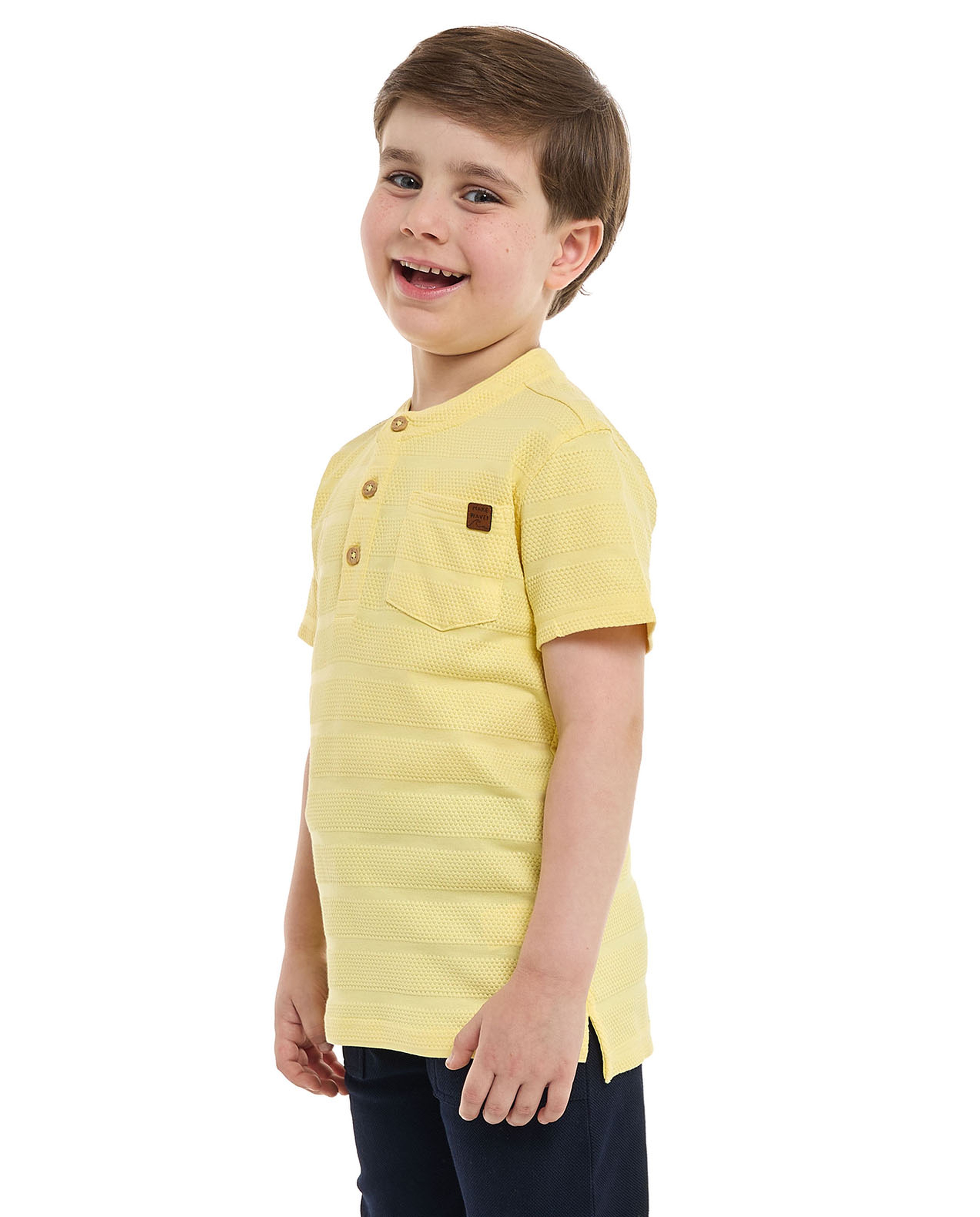 تيشيرت بياقة واقفة وأكمام قصيرة