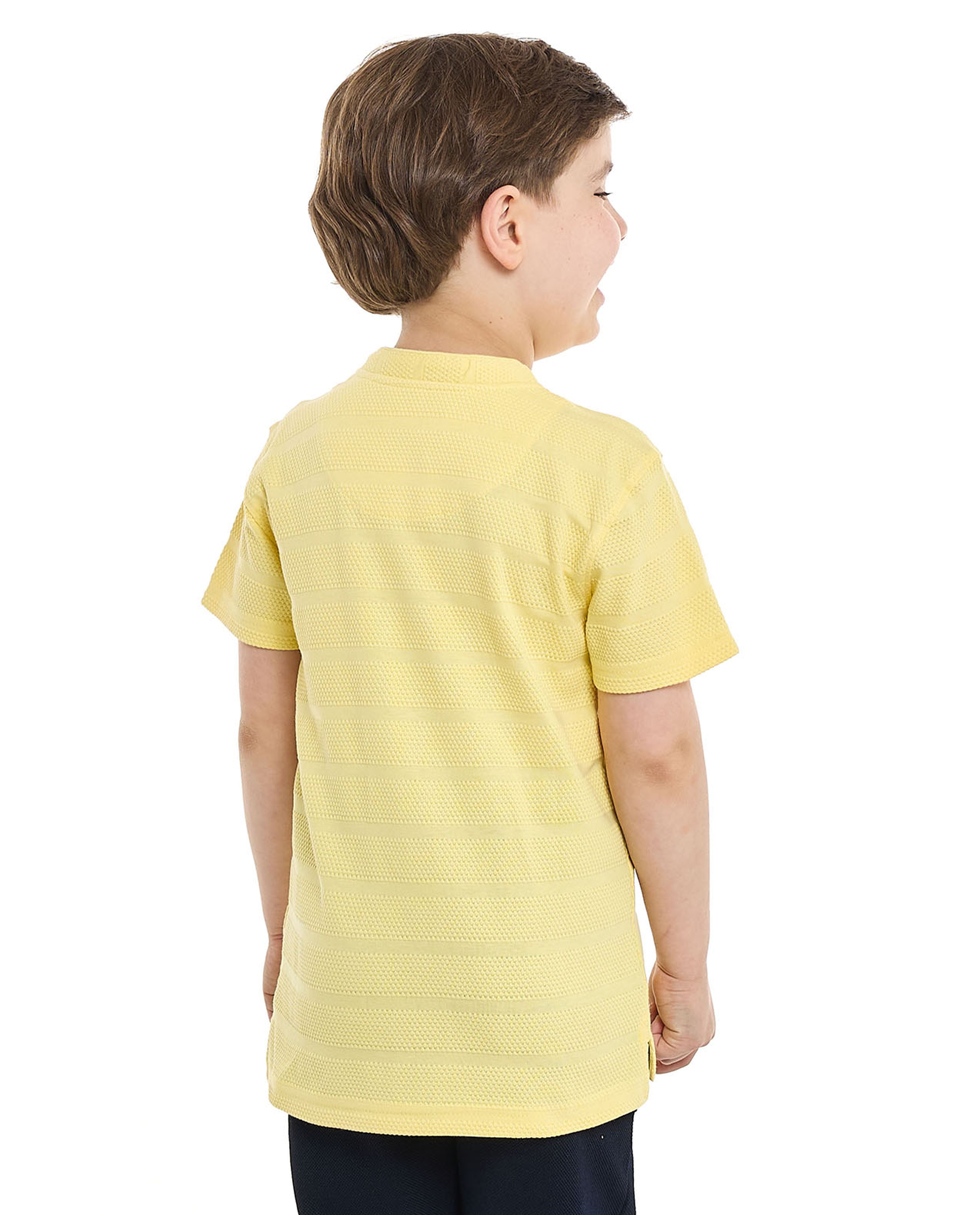 تيشيرت بياقة واقفة وأكمام قصيرة