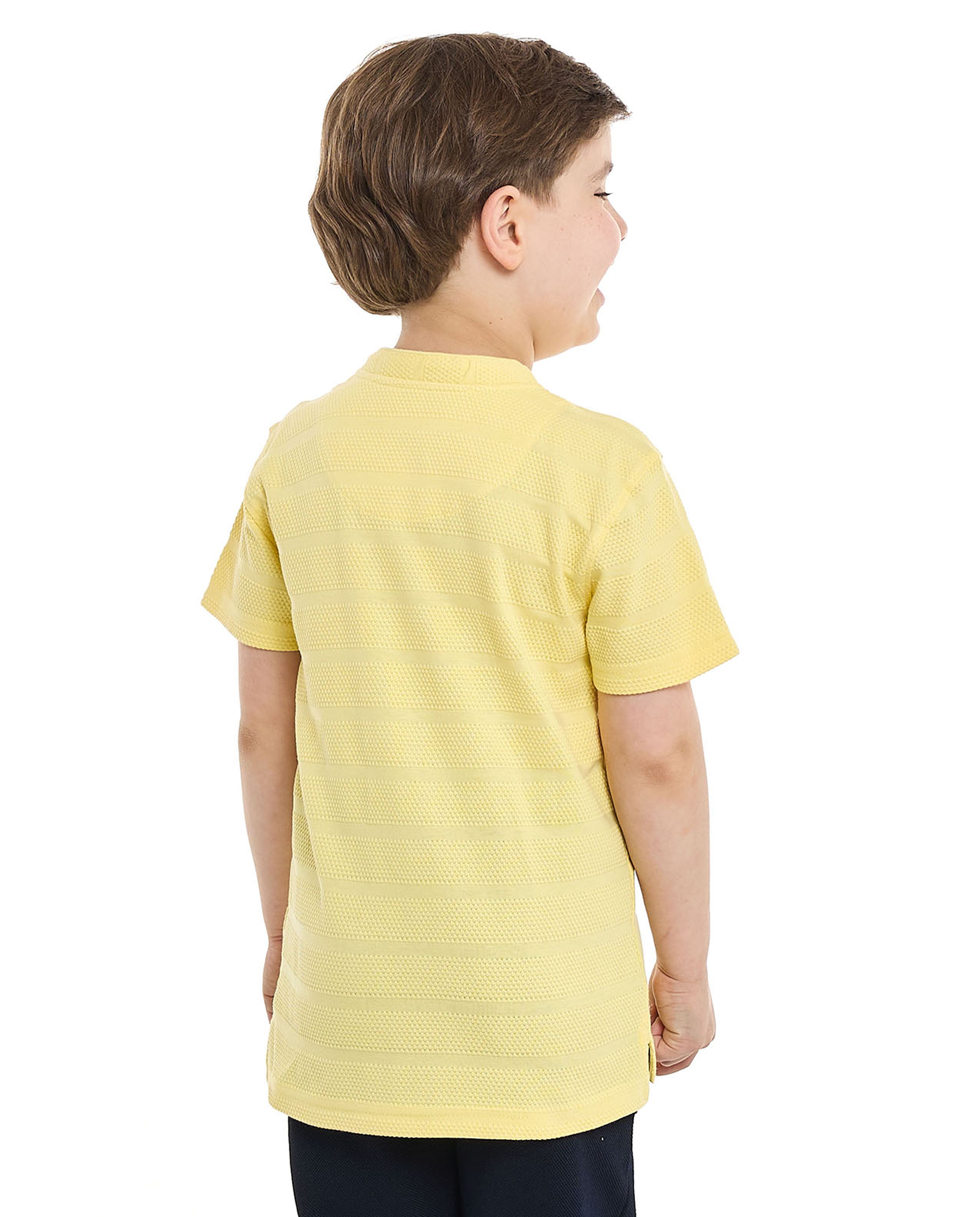 تيشيرت بياقة واقفة وأكمام قصيرة