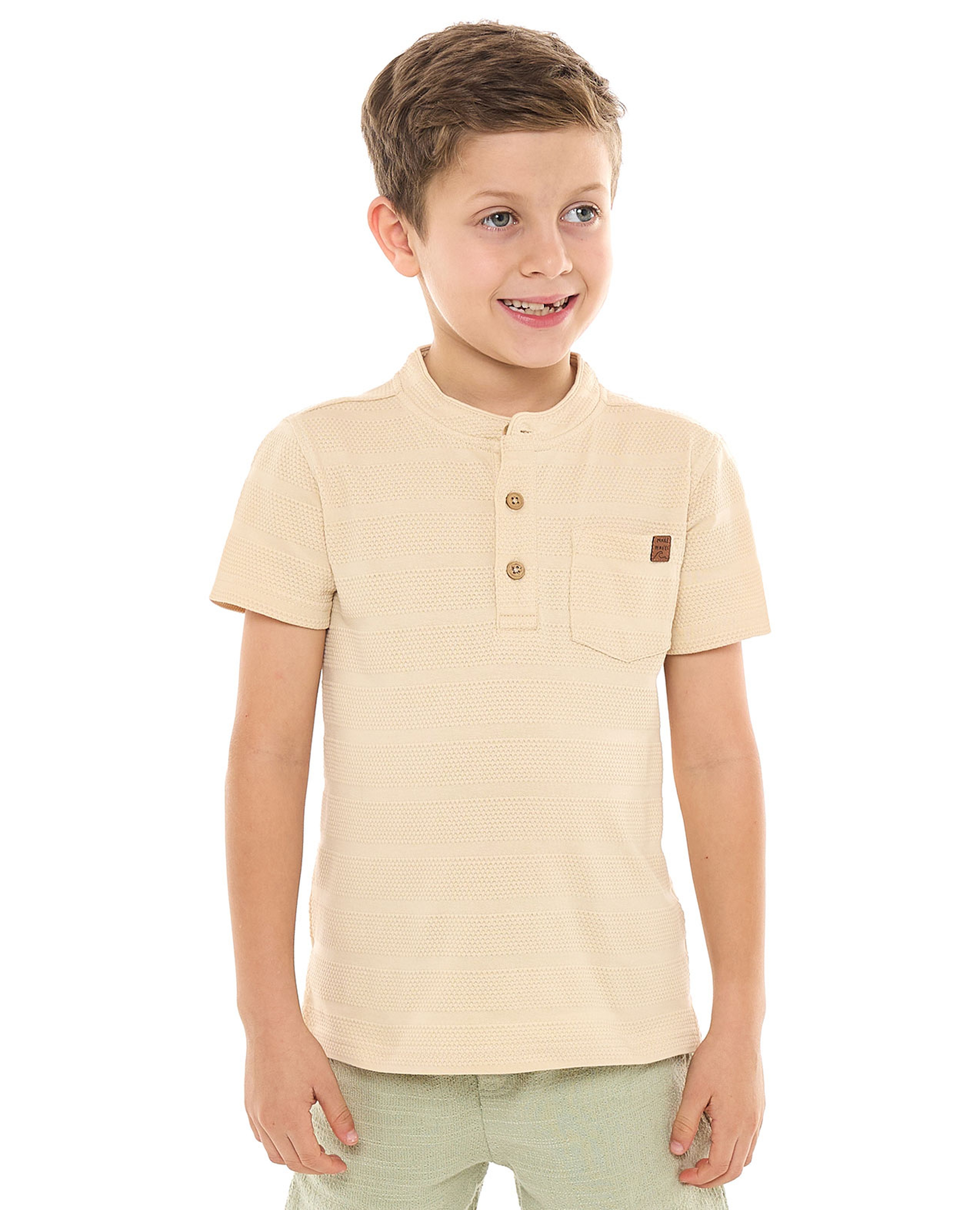 تيشيرت بياقة واقفة وأكمام قصيرة