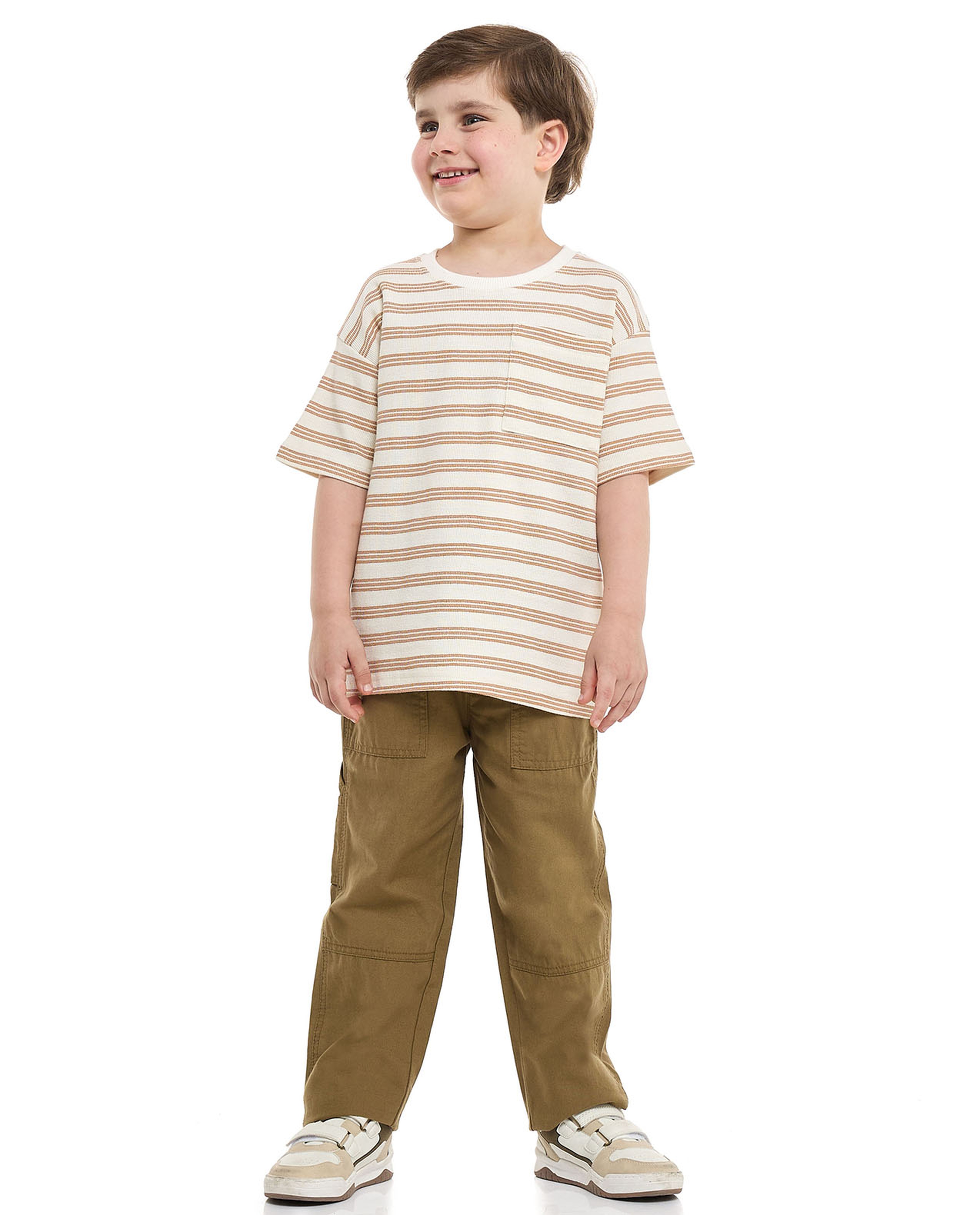 تيشيرت مخطط برقبة دائرية وأكمام قصيرة