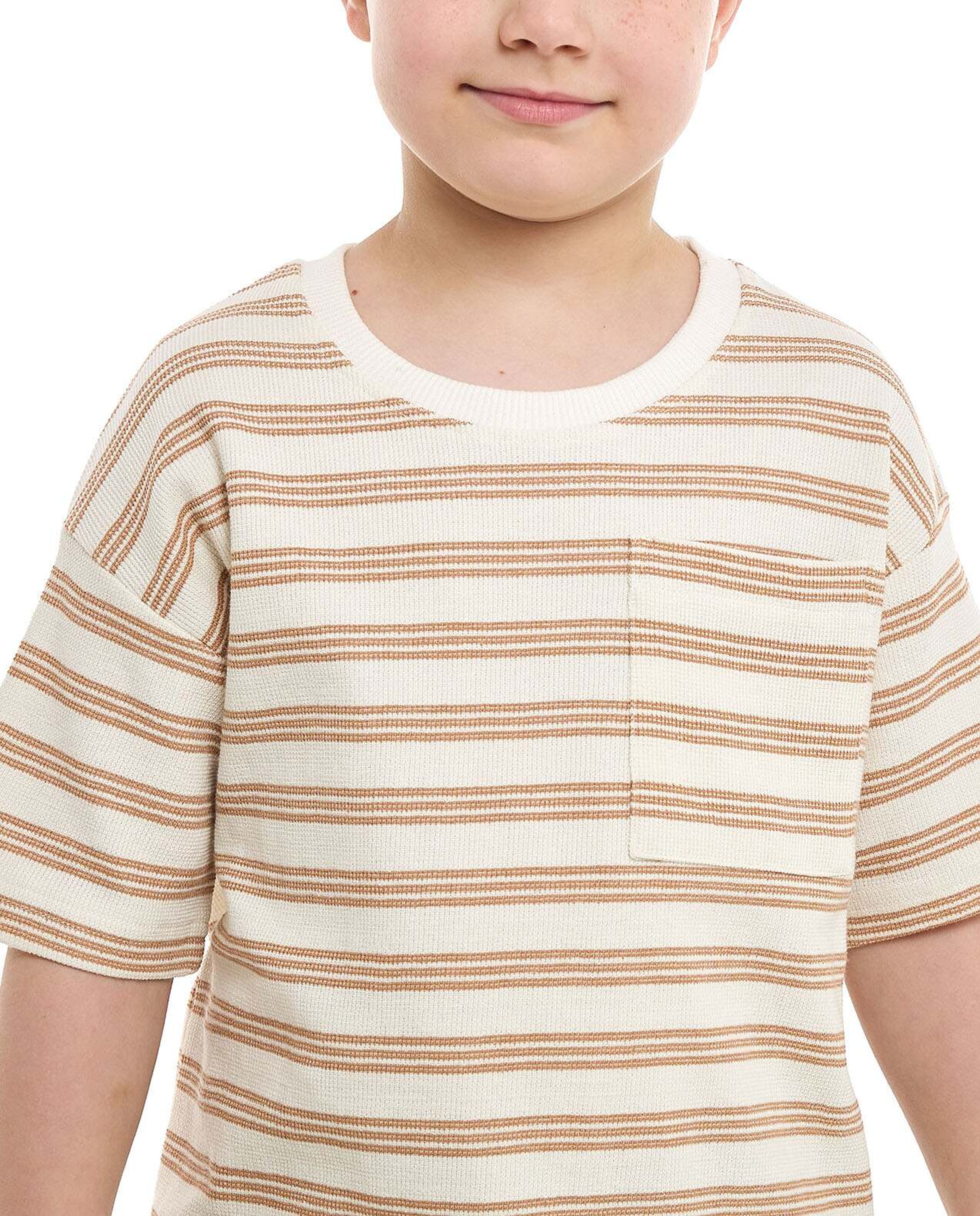 تيشيرت مخطط برقبة دائرية وأكمام قصيرة