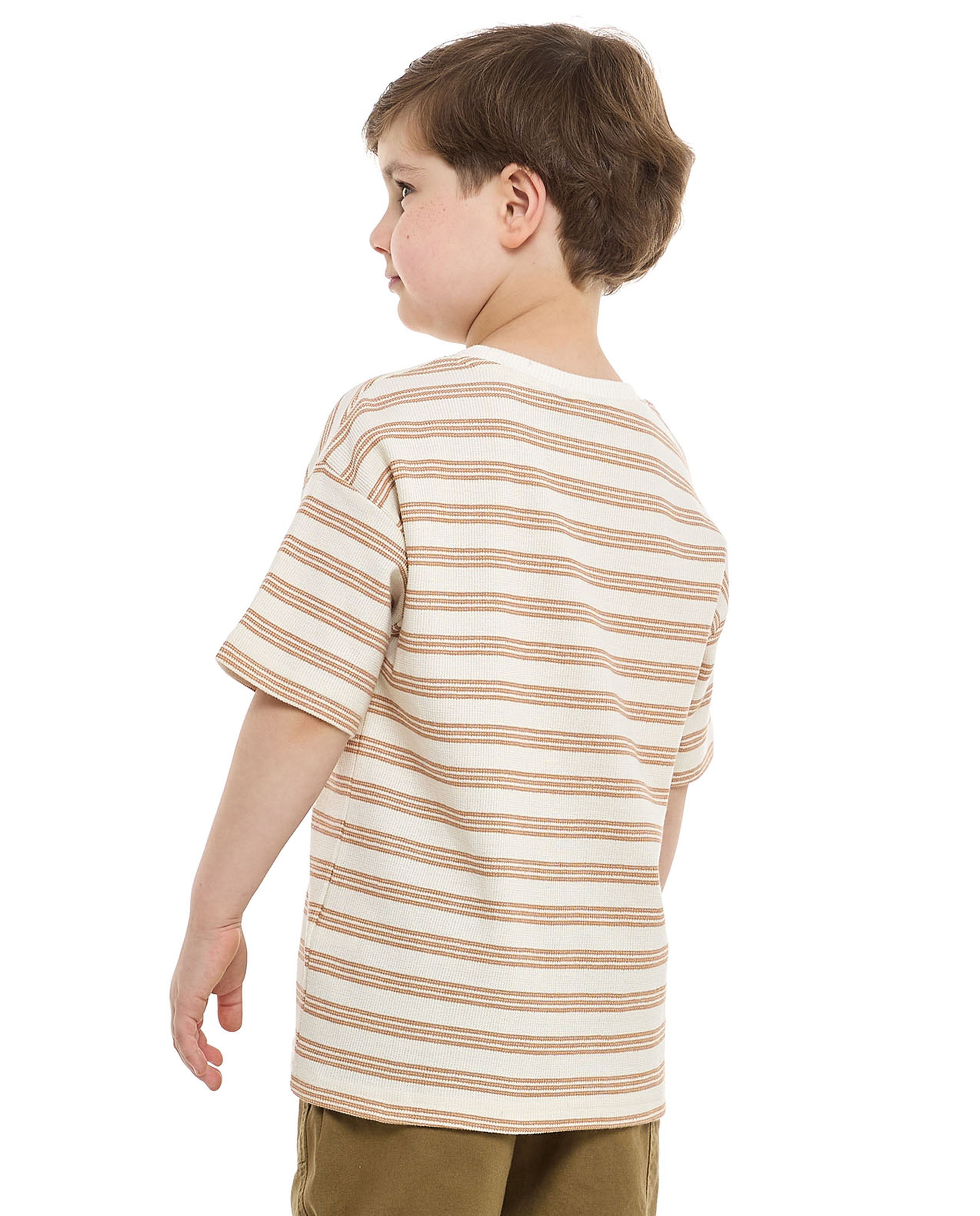 تيشيرت مخطط برقبة دائرية وأكمام قصيرة