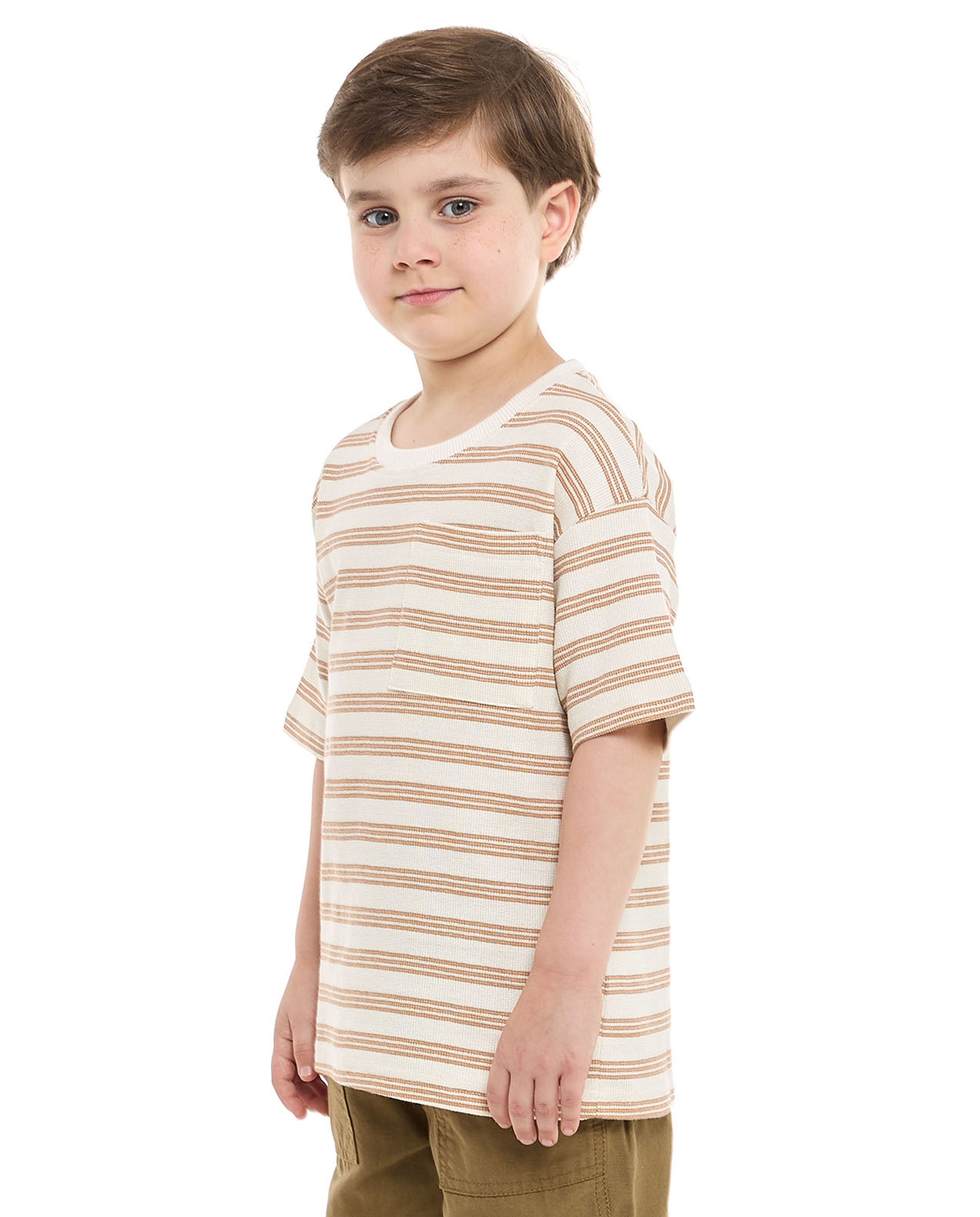 تيشيرت مخطط برقبة دائرية وأكمام قصيرة