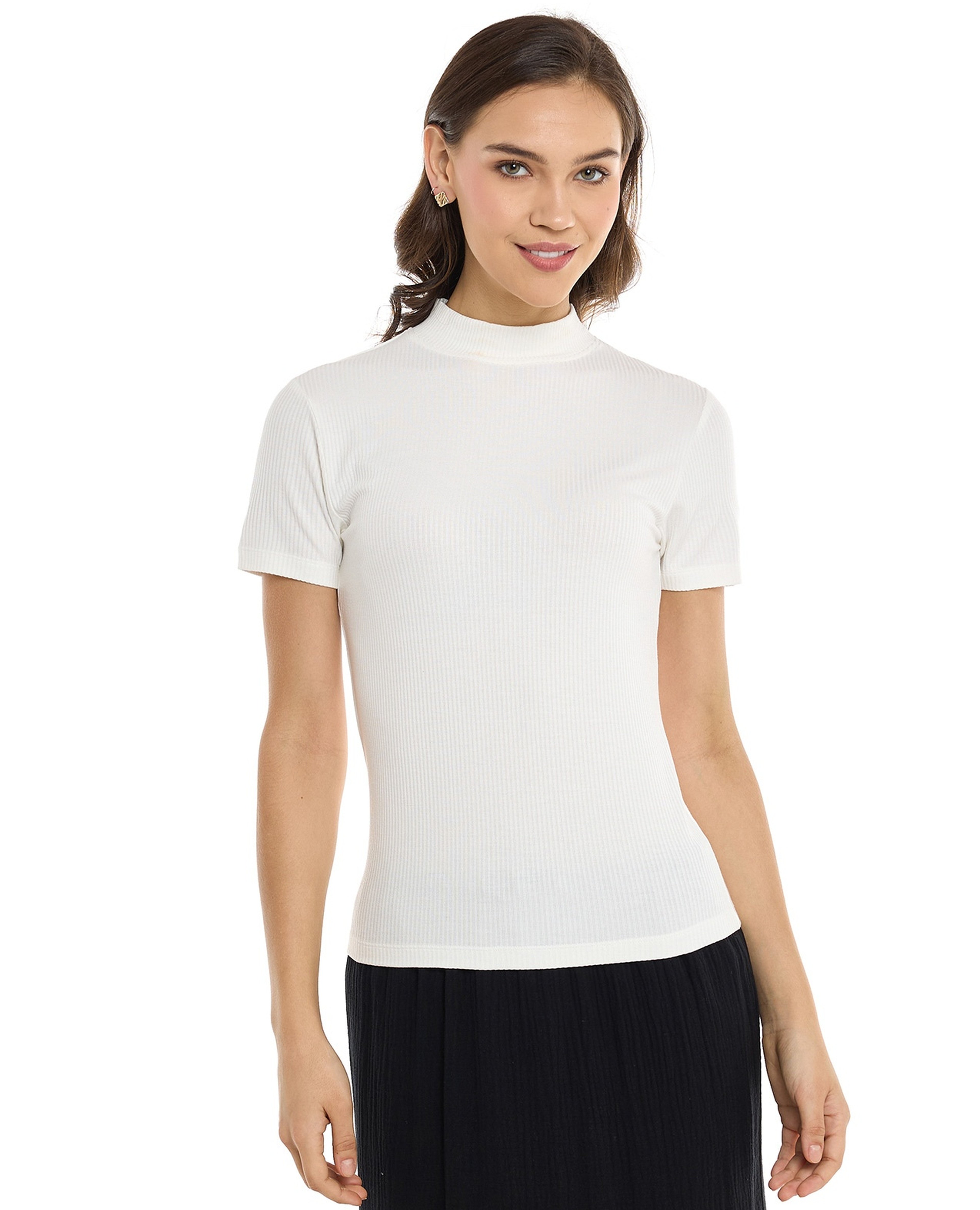 توب مرن بياقة عالية وأكمام قصيرة