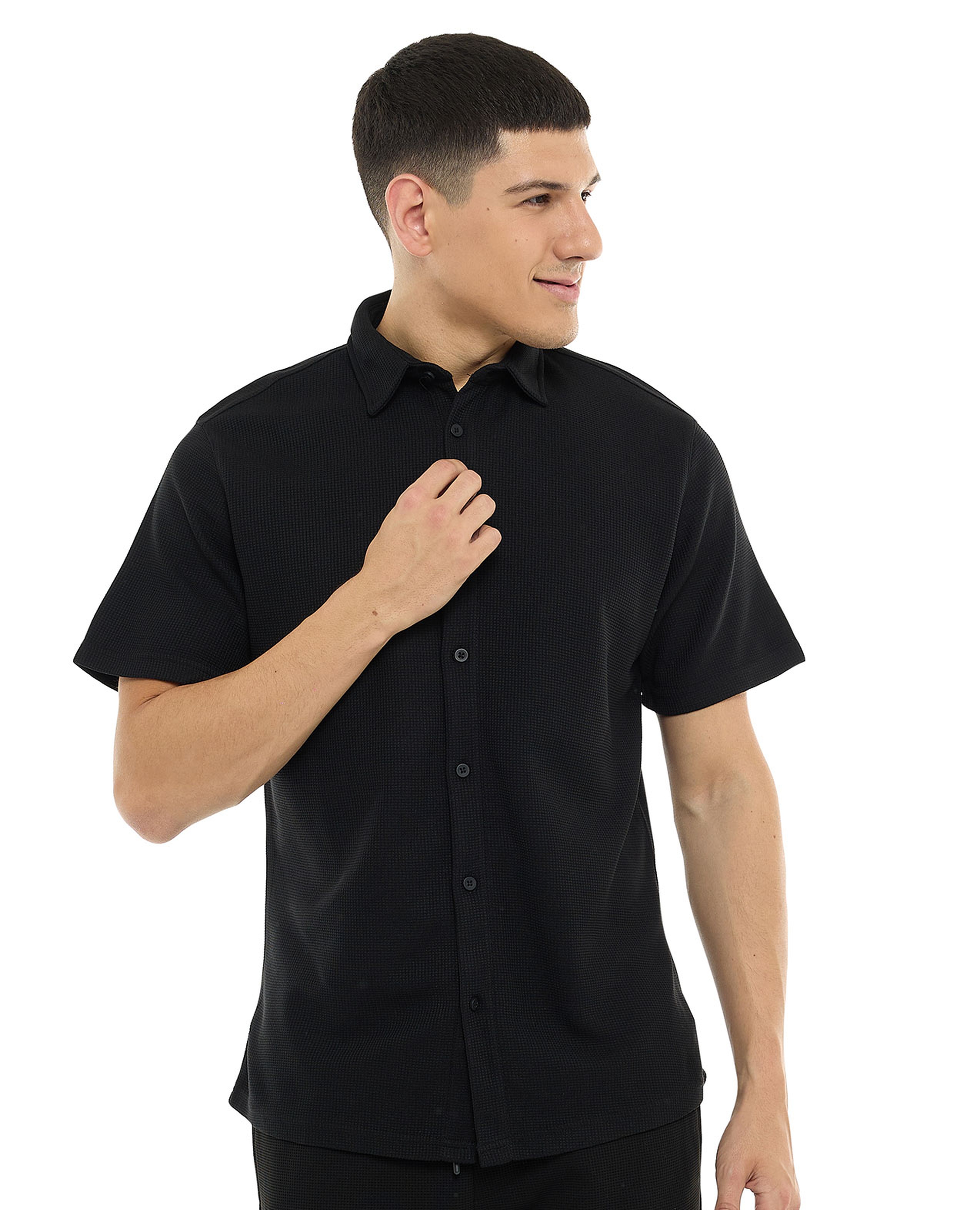 قميص بياقة كلاسيكية وأكمام قصيرة