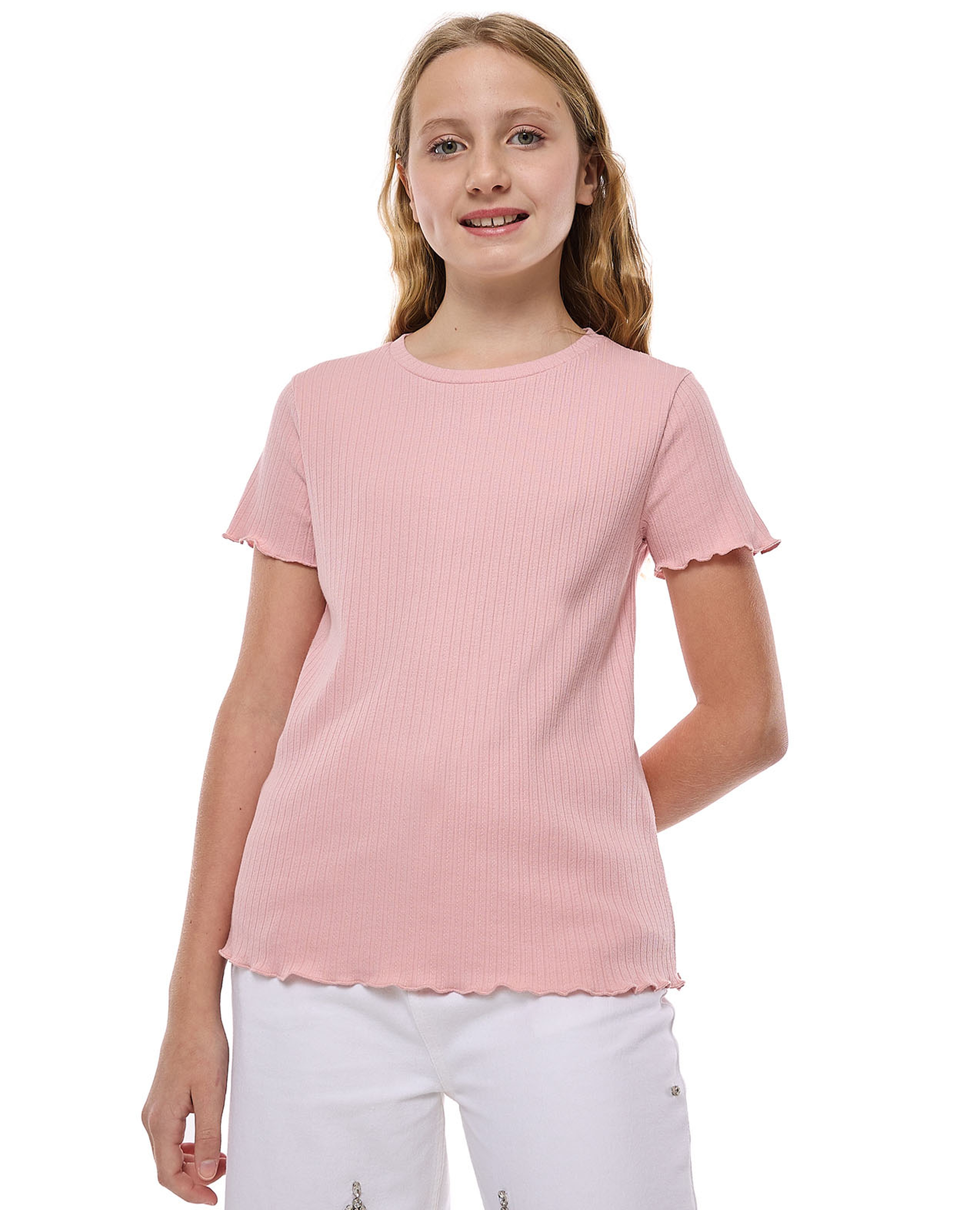 توب مرن برقبة مستديرة وأكمام قصيرة