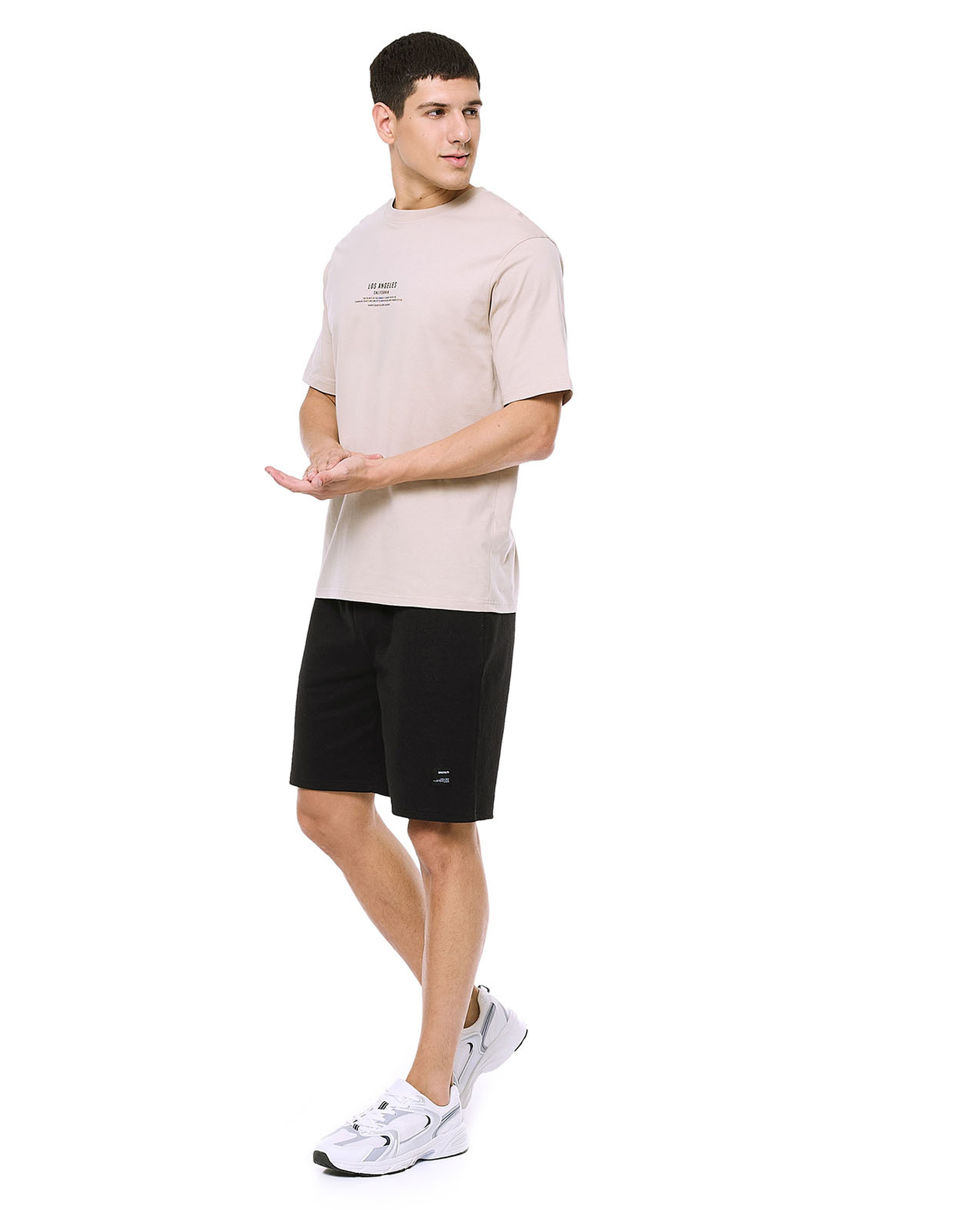 شورت برباط على الخصر