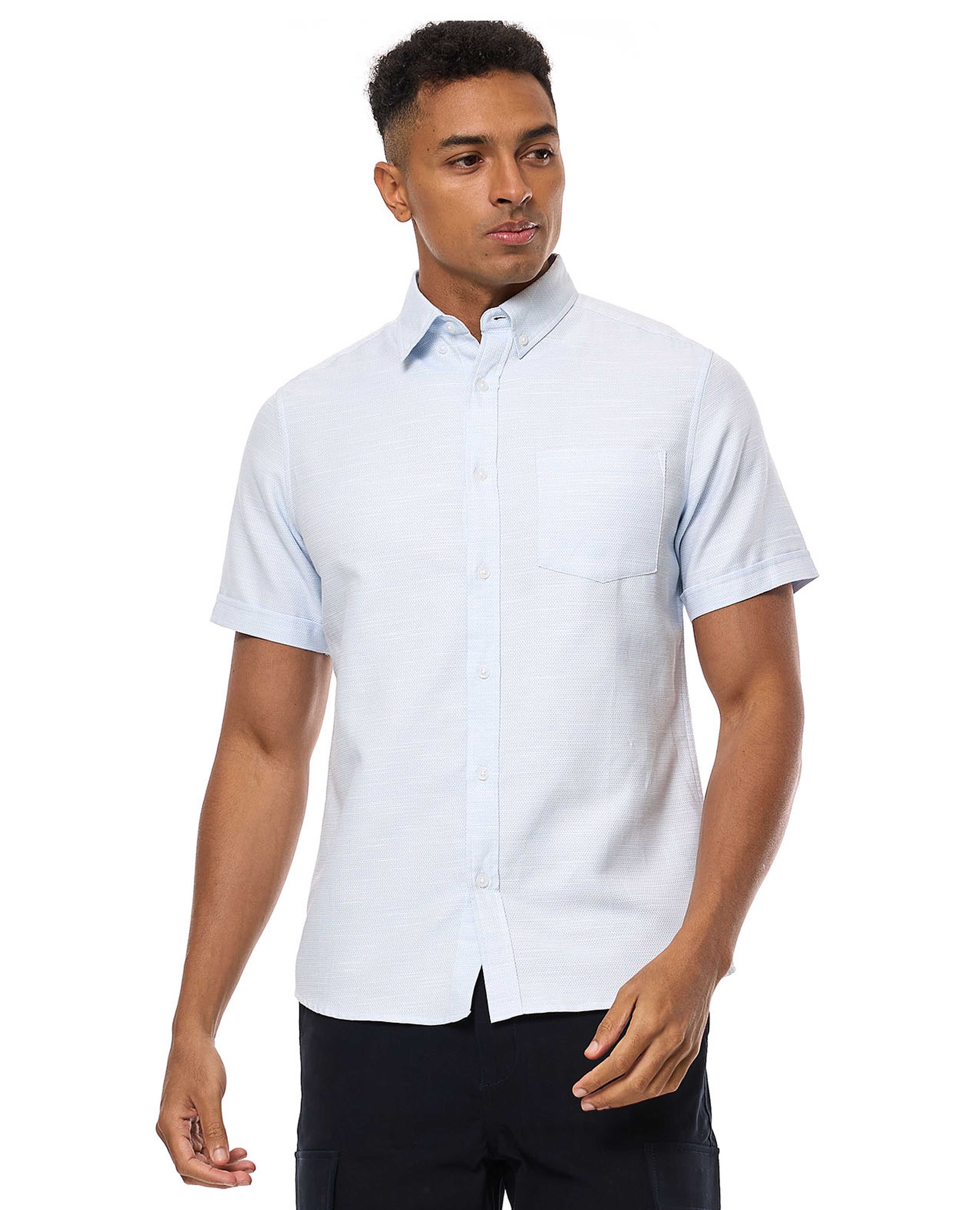 قميص بأكمام قصيرة وياقة بأزرار