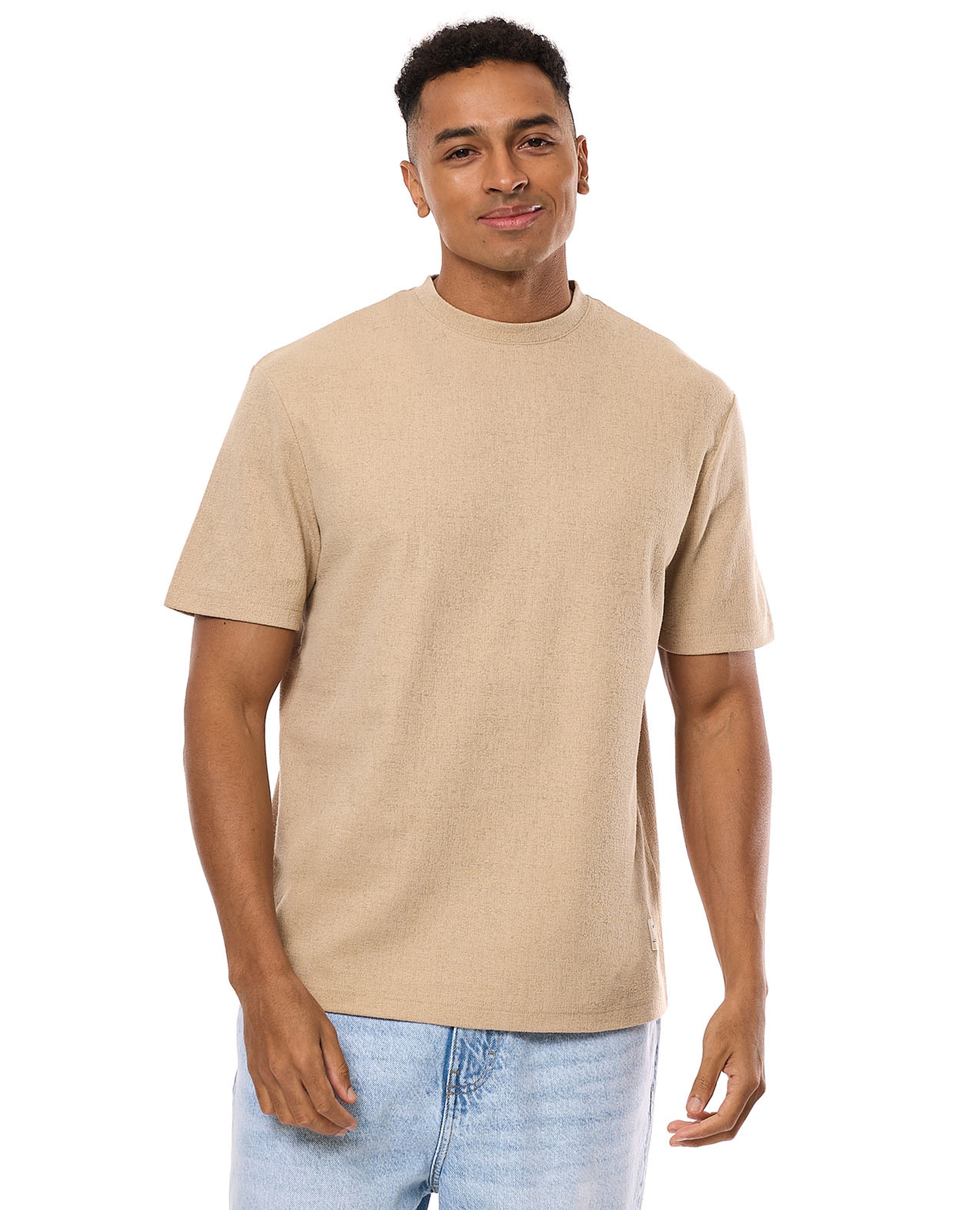 تيشيرت برقبة مستديرة وأكمام قصيرة