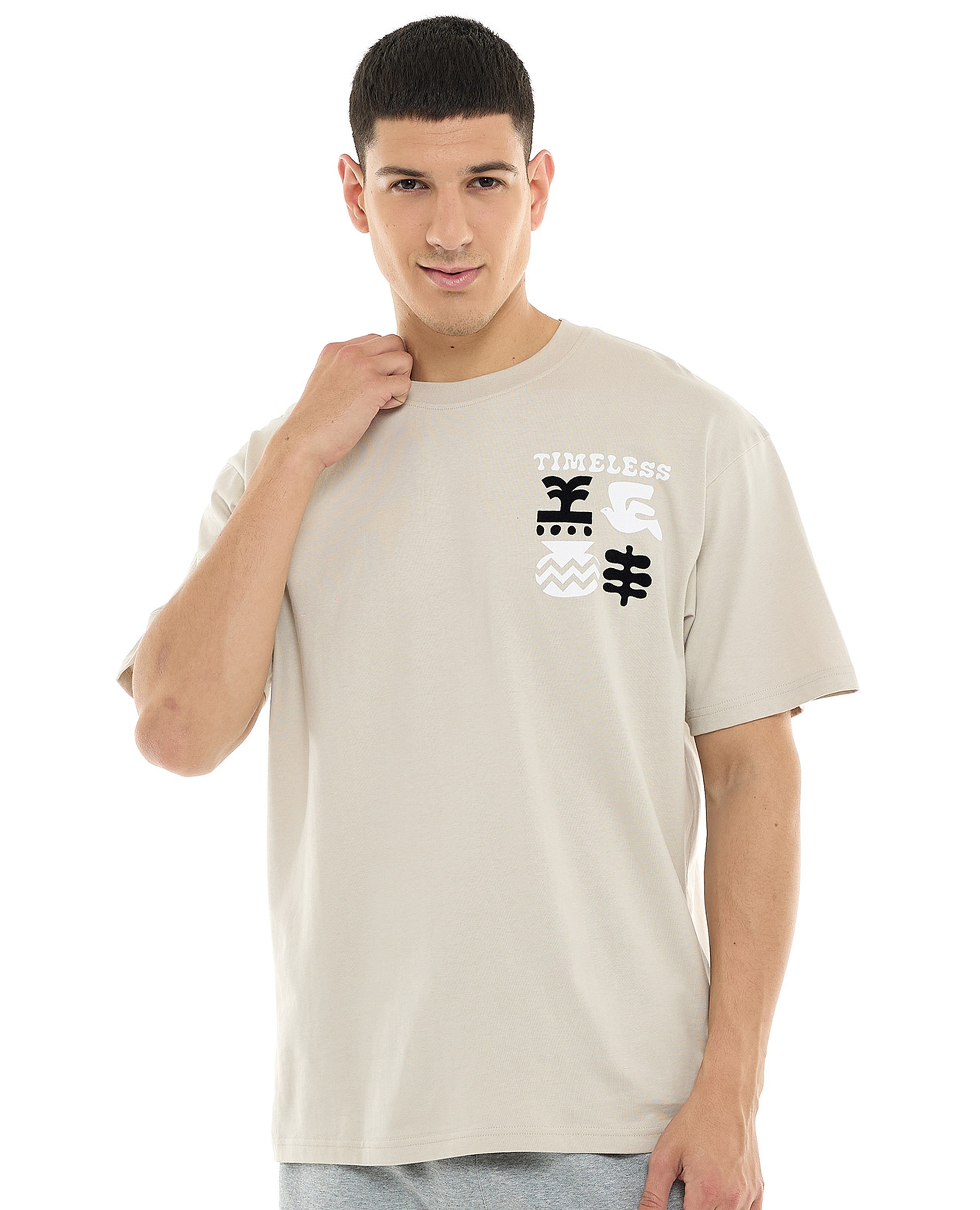 تيشيرت بأكمام قصيرة ورقبة مستديرة