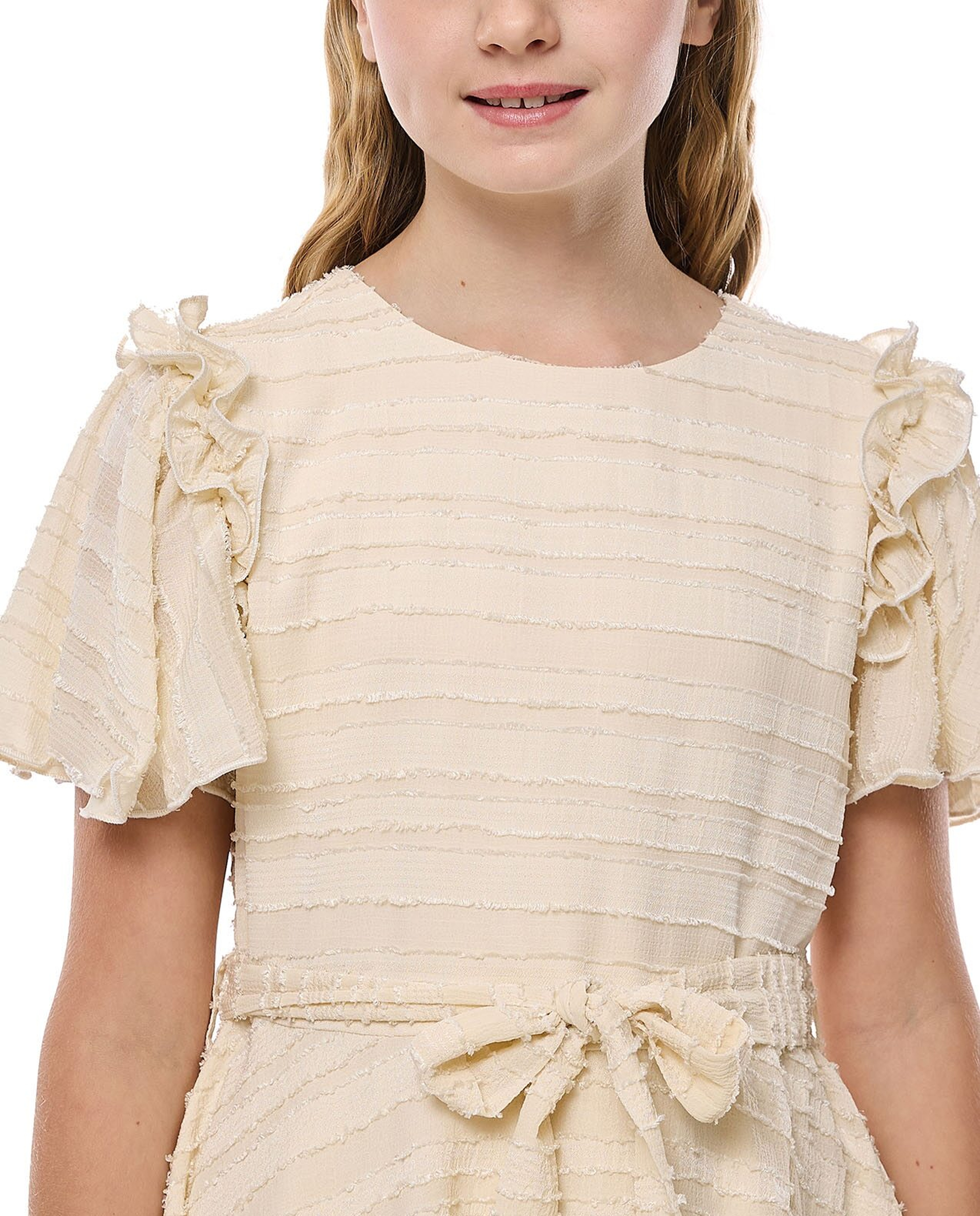 فستان واسع بياقة مستديرة وأكمام واسعة