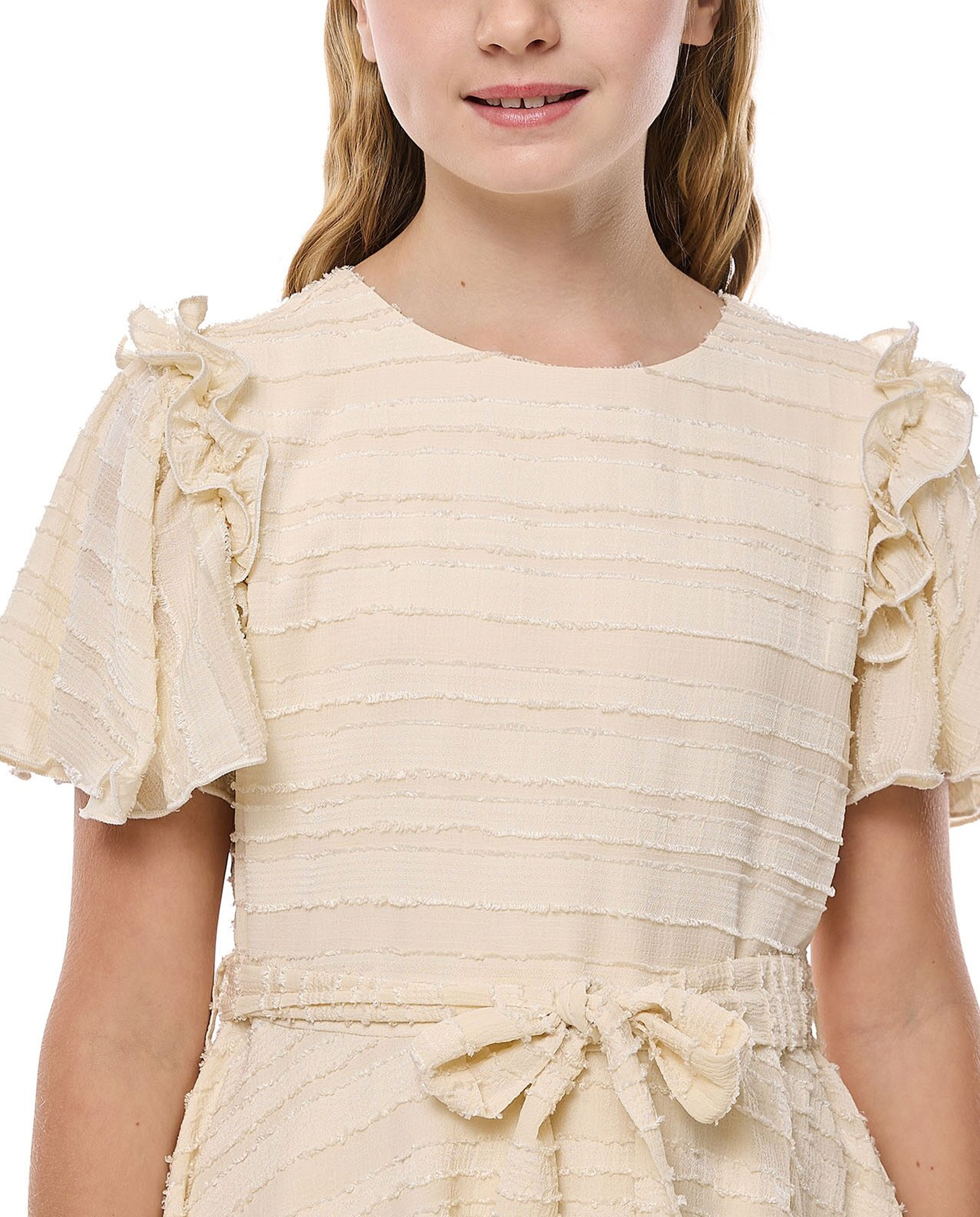 فستان واسع بياقة مستديرة وأكمام واسعة