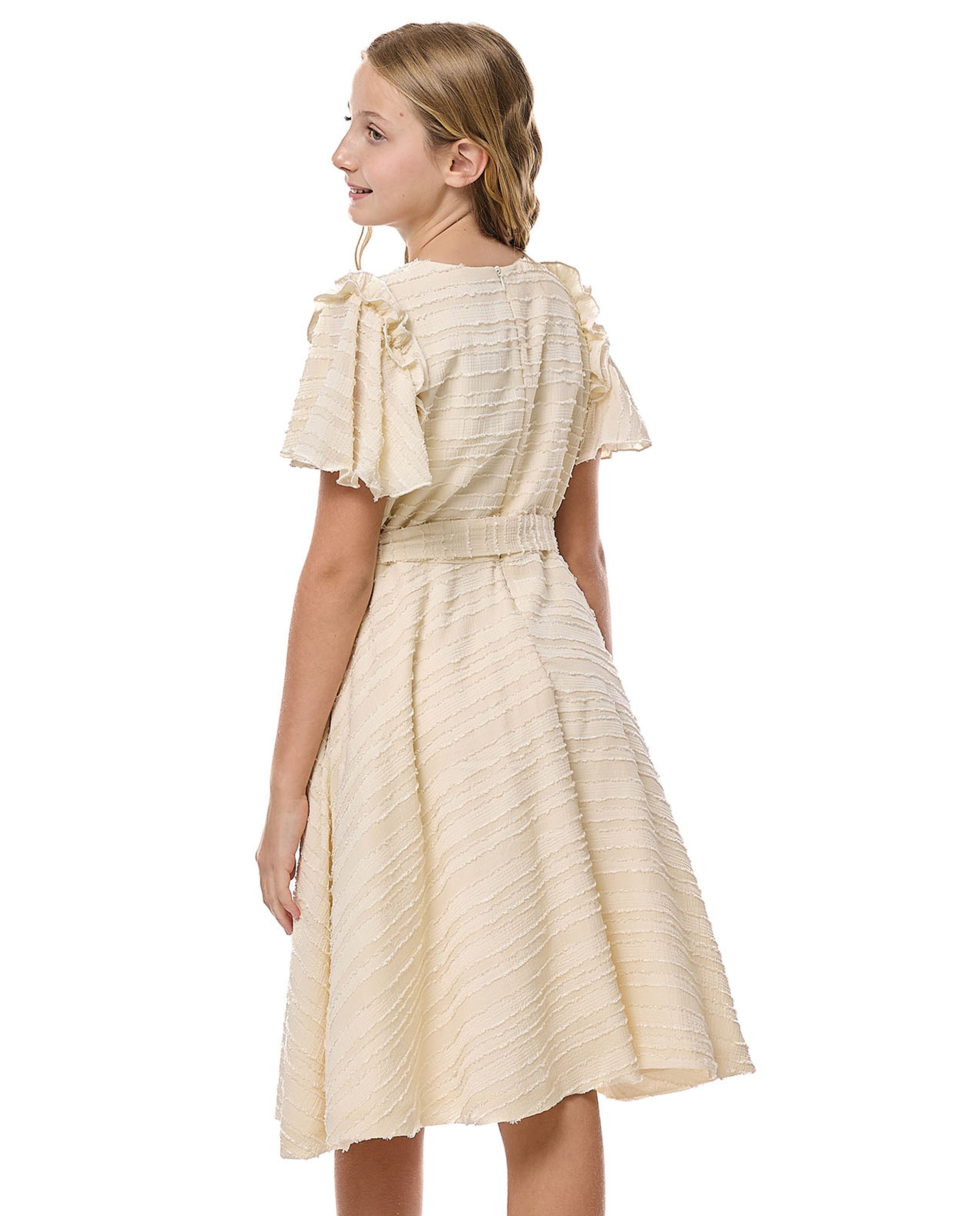 فستان واسع بياقة مستديرة وأكمام واسعة