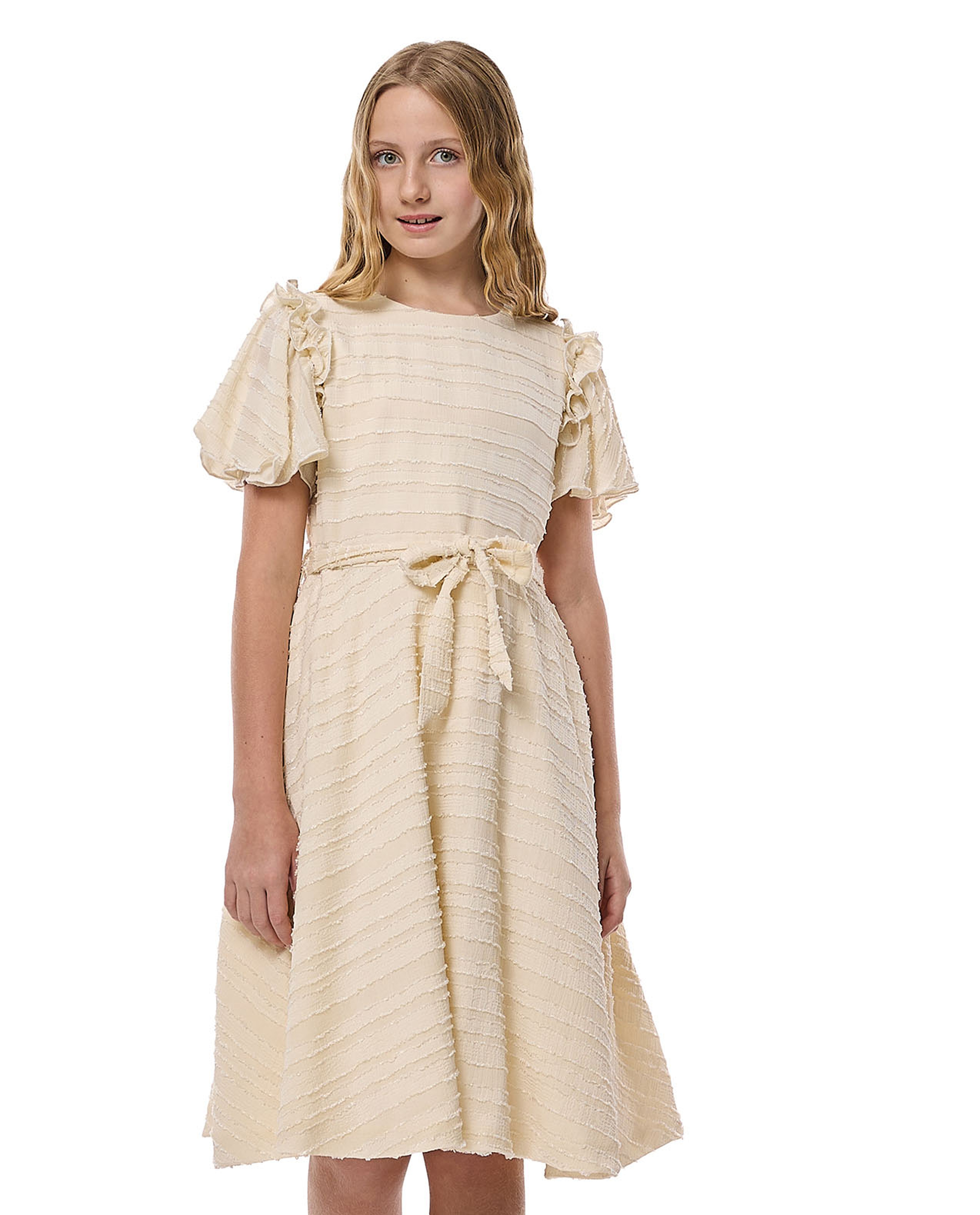 فستان واسع بياقة مستديرة وأكمام واسعة