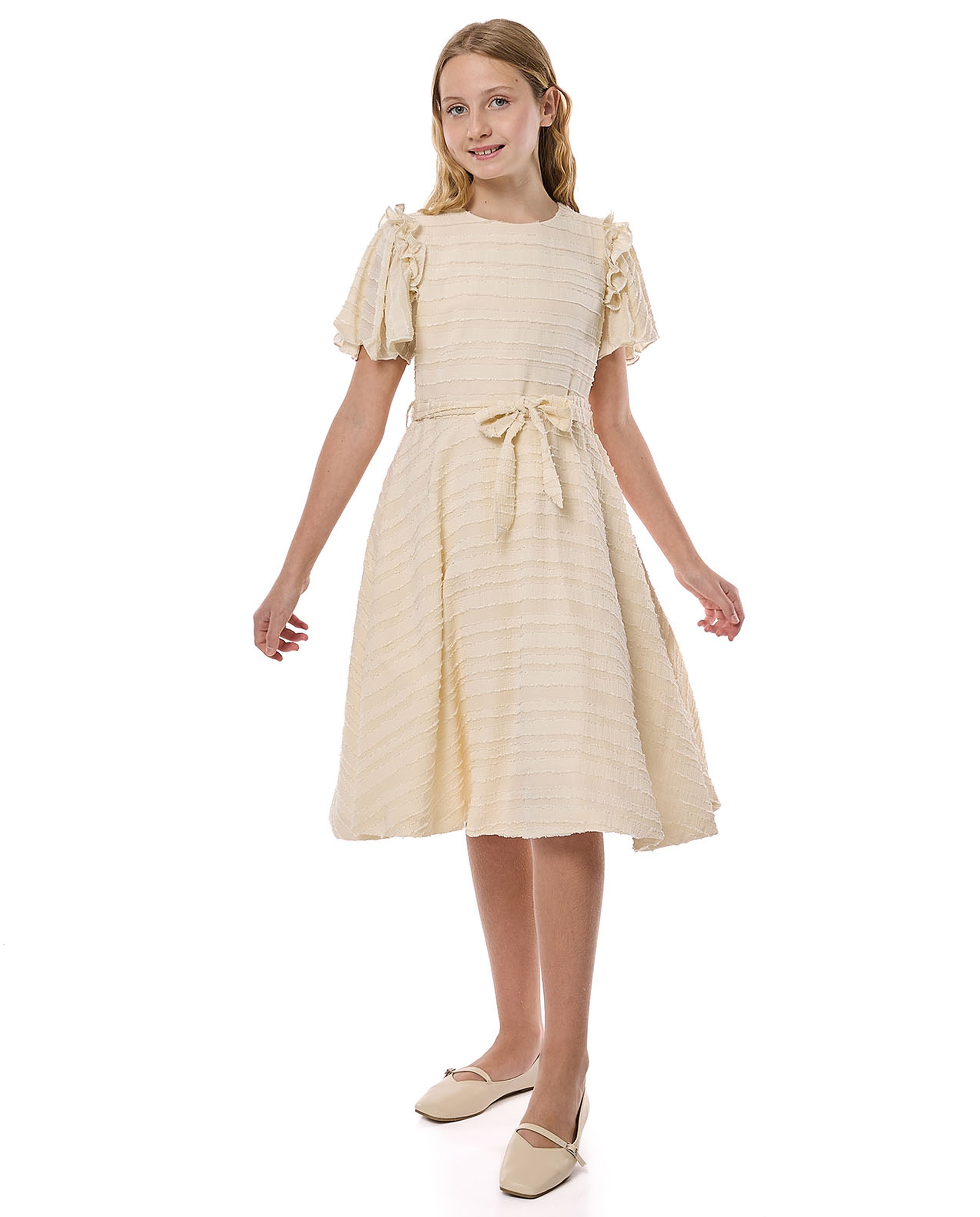 فستان واسع بياقة مستديرة وأكمام واسعة