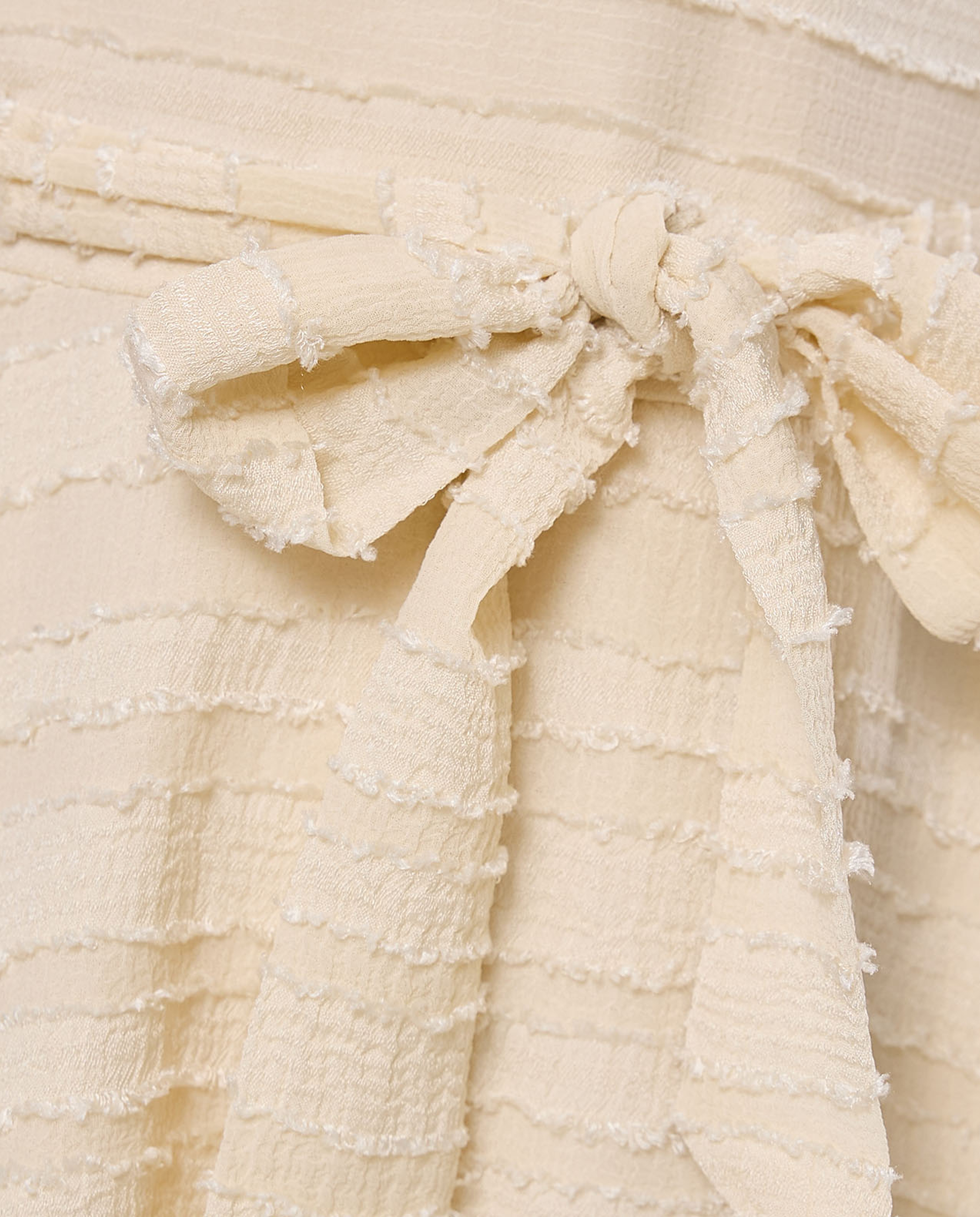 فستان واسع بياقة مستديرة وأكمام واسعة