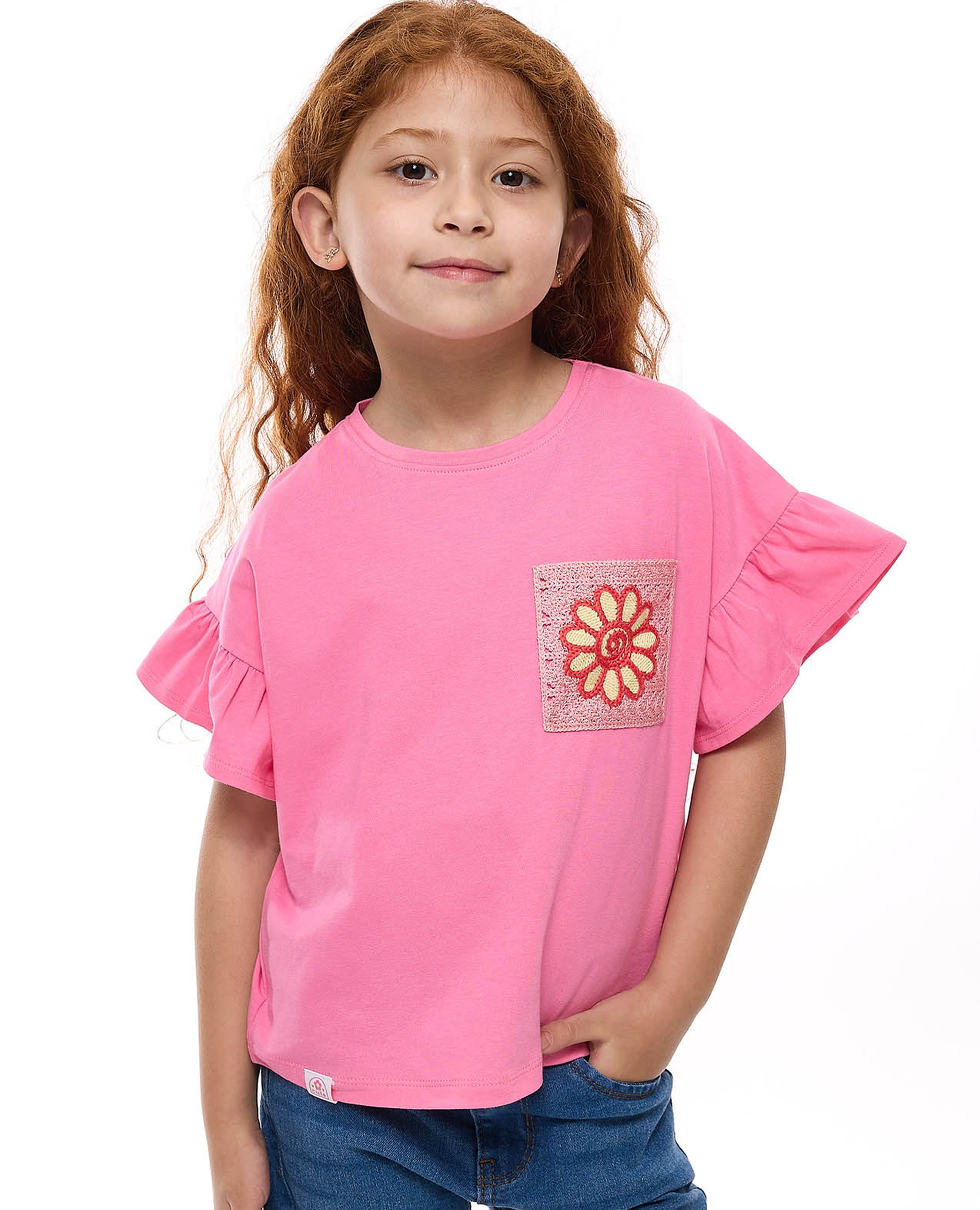 توب بتفاصيل كروشيه بياقة مستديرة وأكمام فلاتر