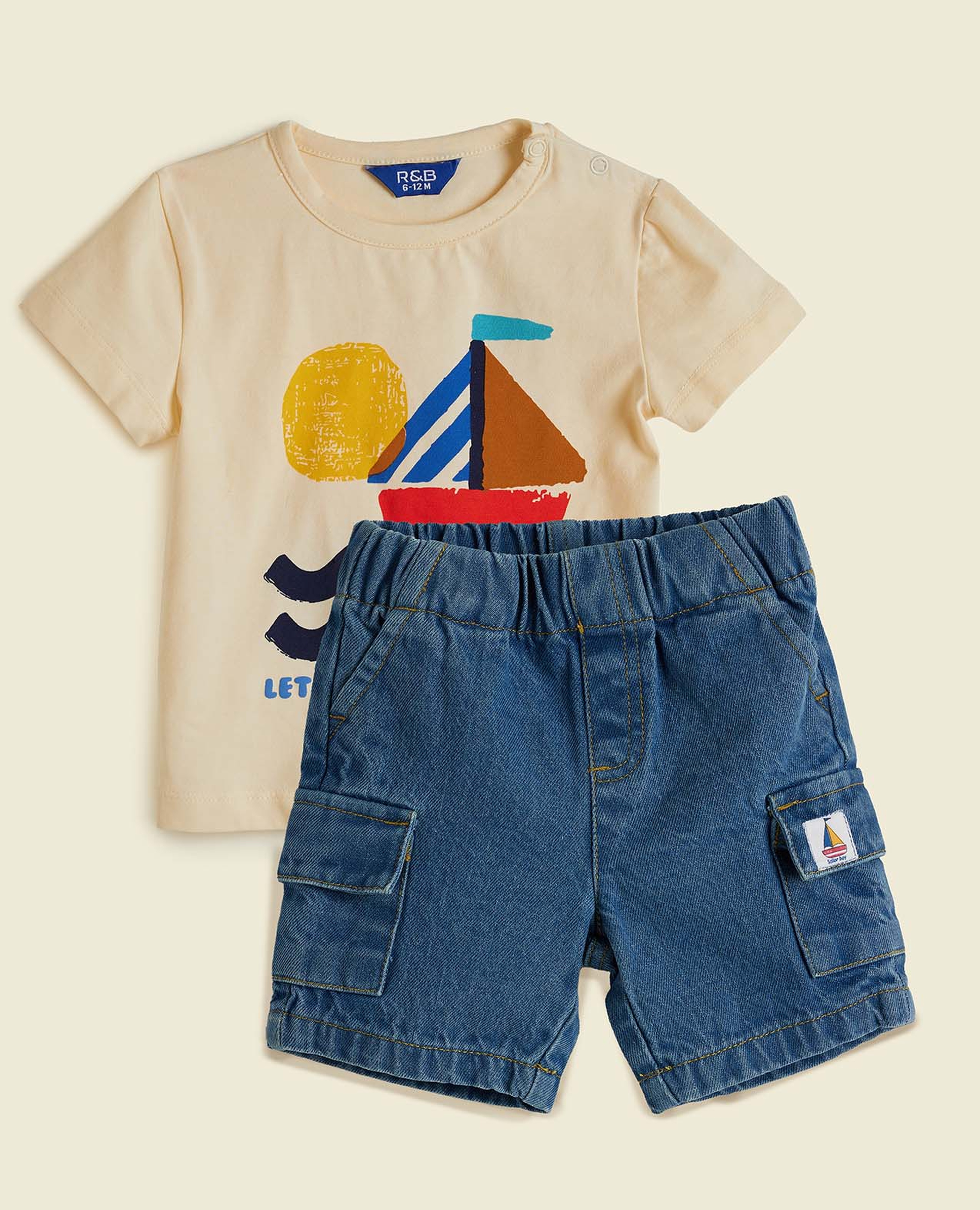 تيشيرت مطبوع بياقة مستديرة وأكمام قصيرة