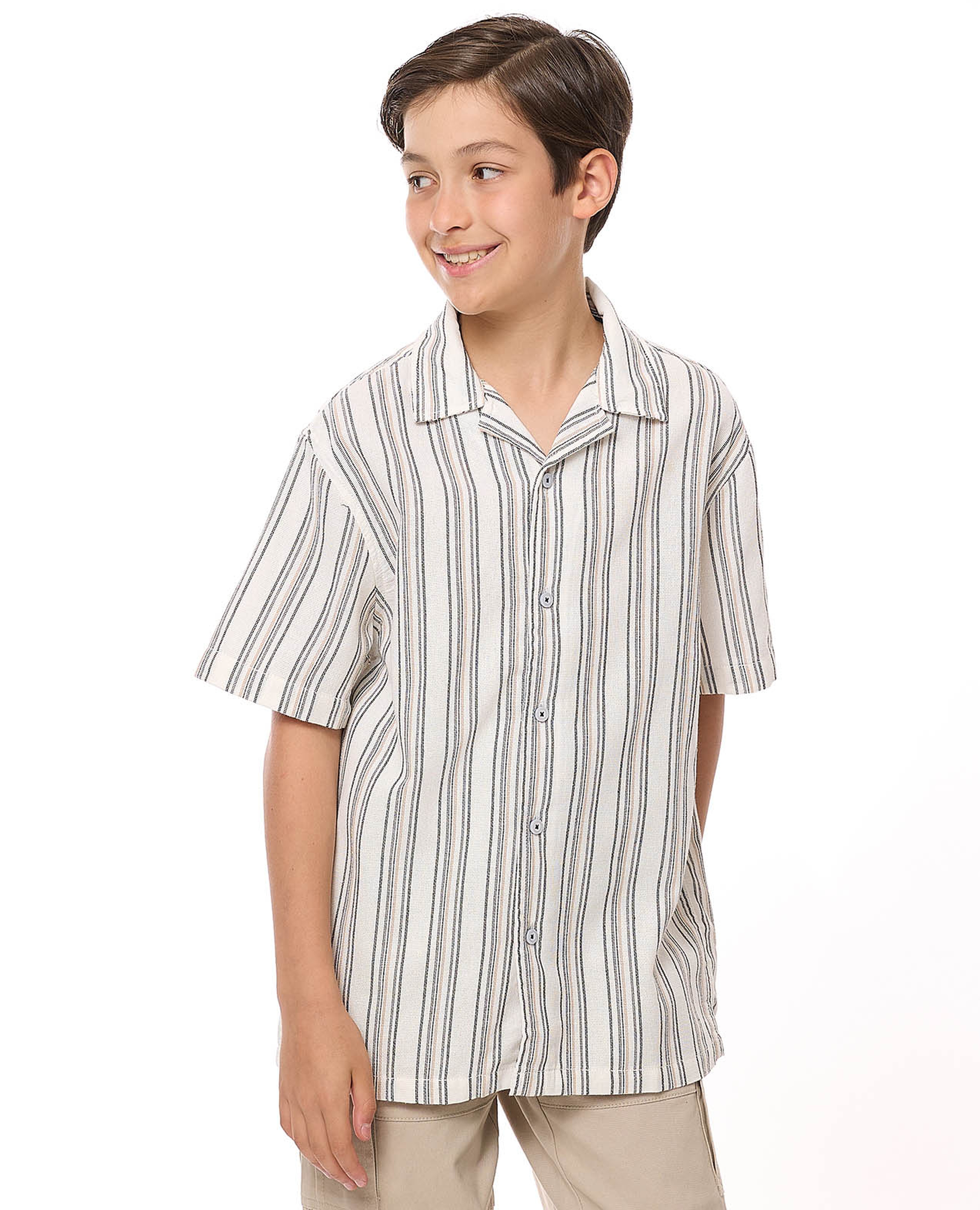 قميص مخطط بياقة ريفير وأكمام قصيرة