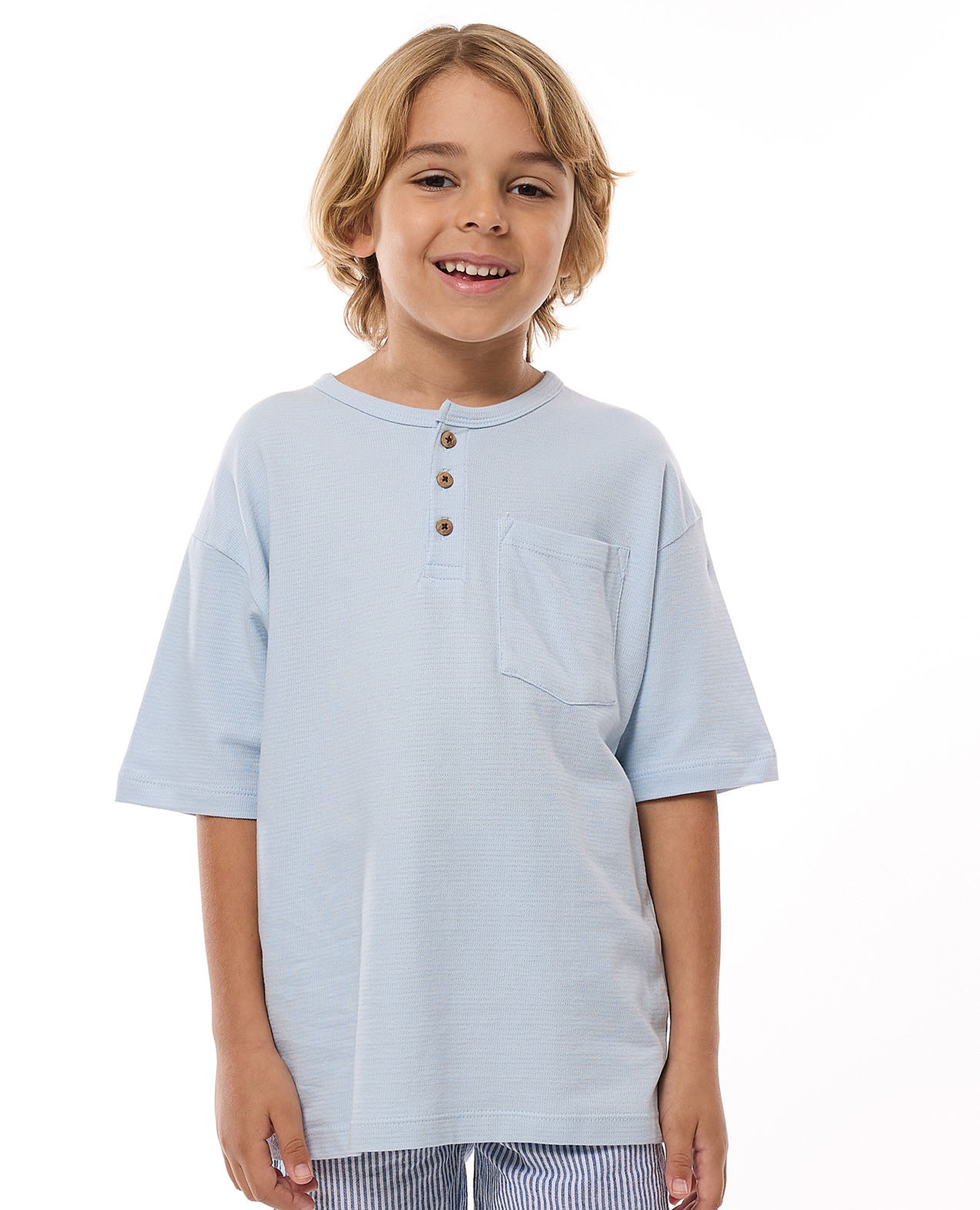 تيشيرت بنقشة بياقة هنلي وأكمام قصيرة