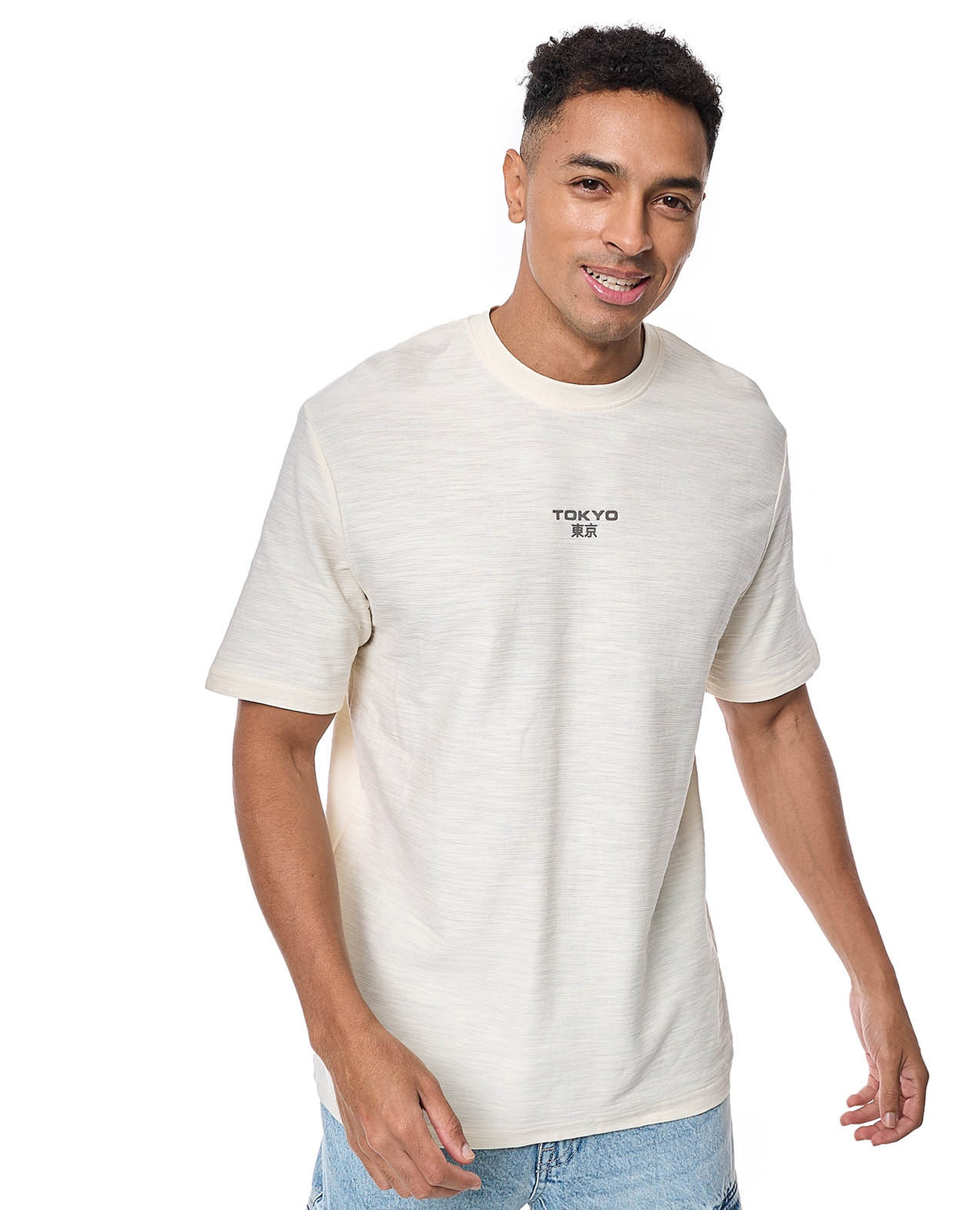 تيشيرت بطبعة برقبة مستديرة وأكمام قصيرة