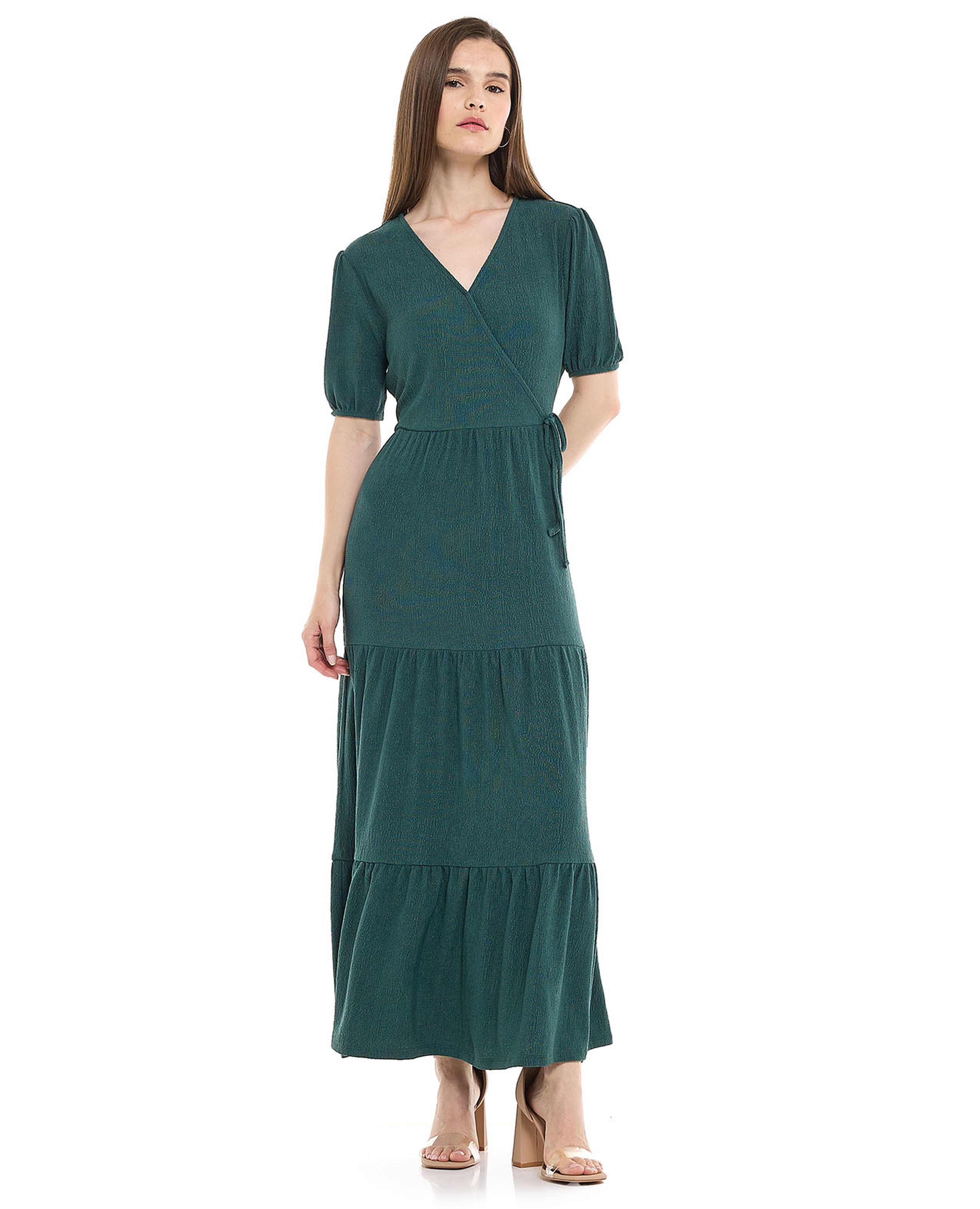 فستان طويل بكسرات وياقة على شكل V وأكمام بالون