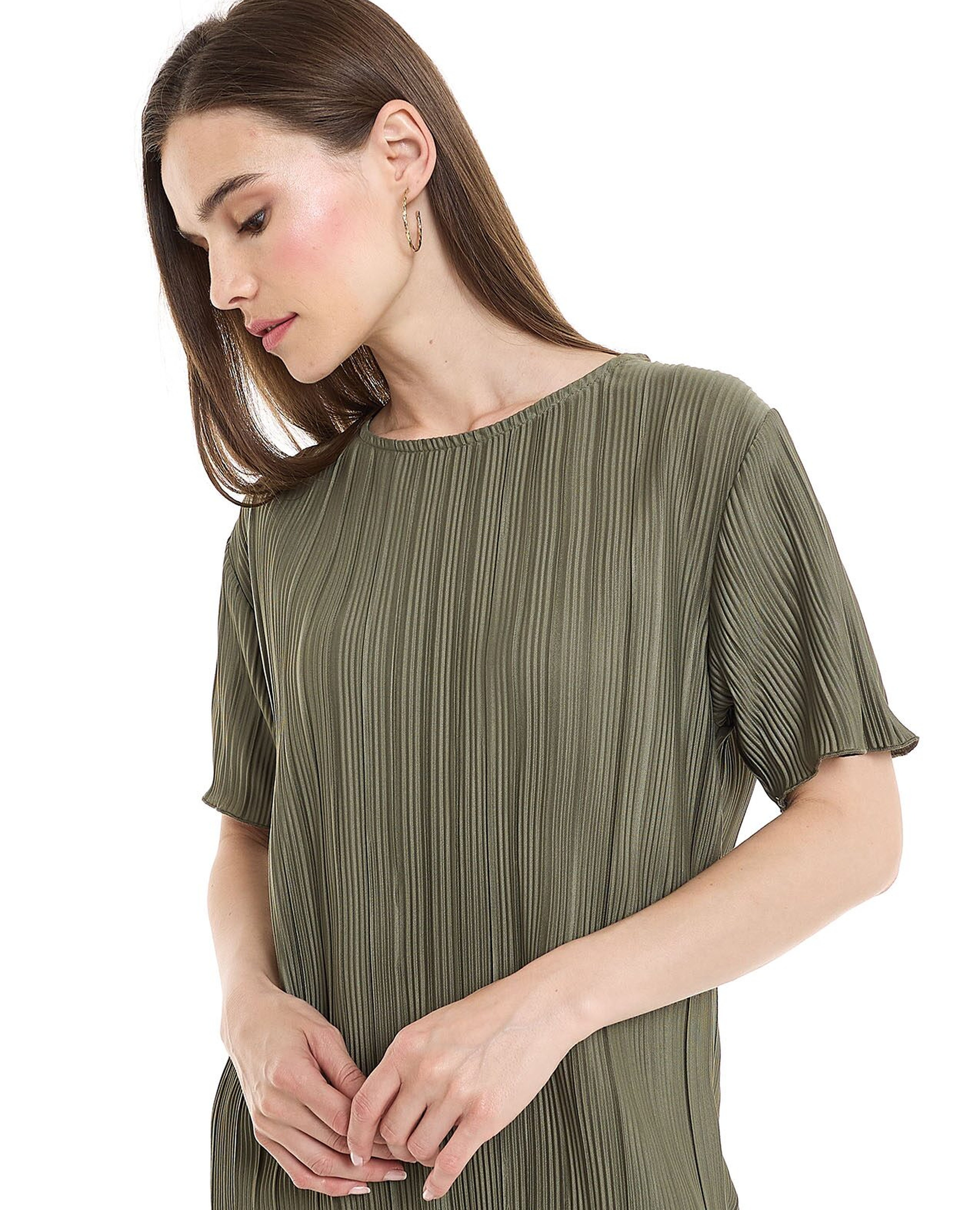 توب بكسرات وياقة مستديرة وأكمام قصيرة