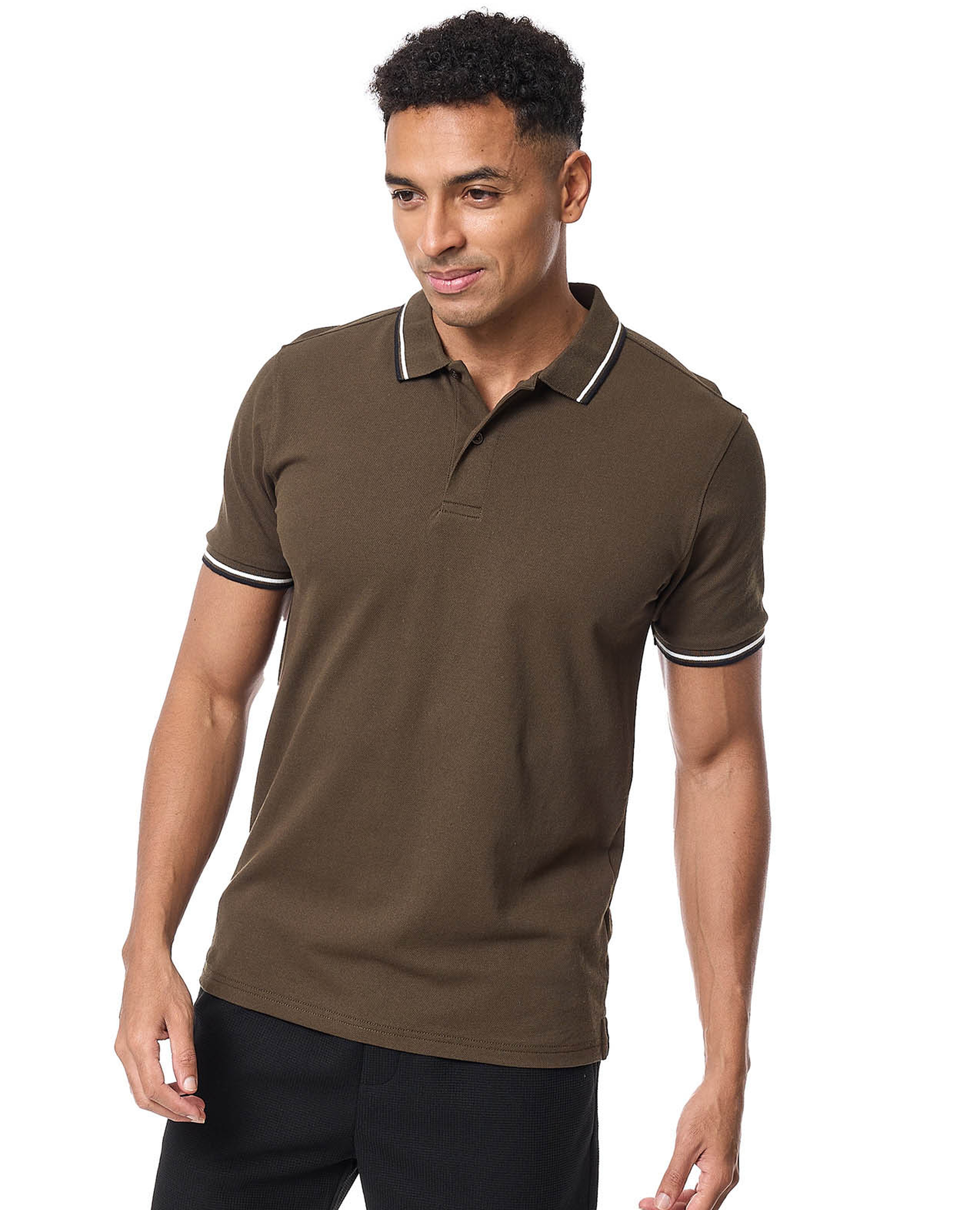 تيشيرت بولو مزين بحواف متباينة وأكمام قصيرة