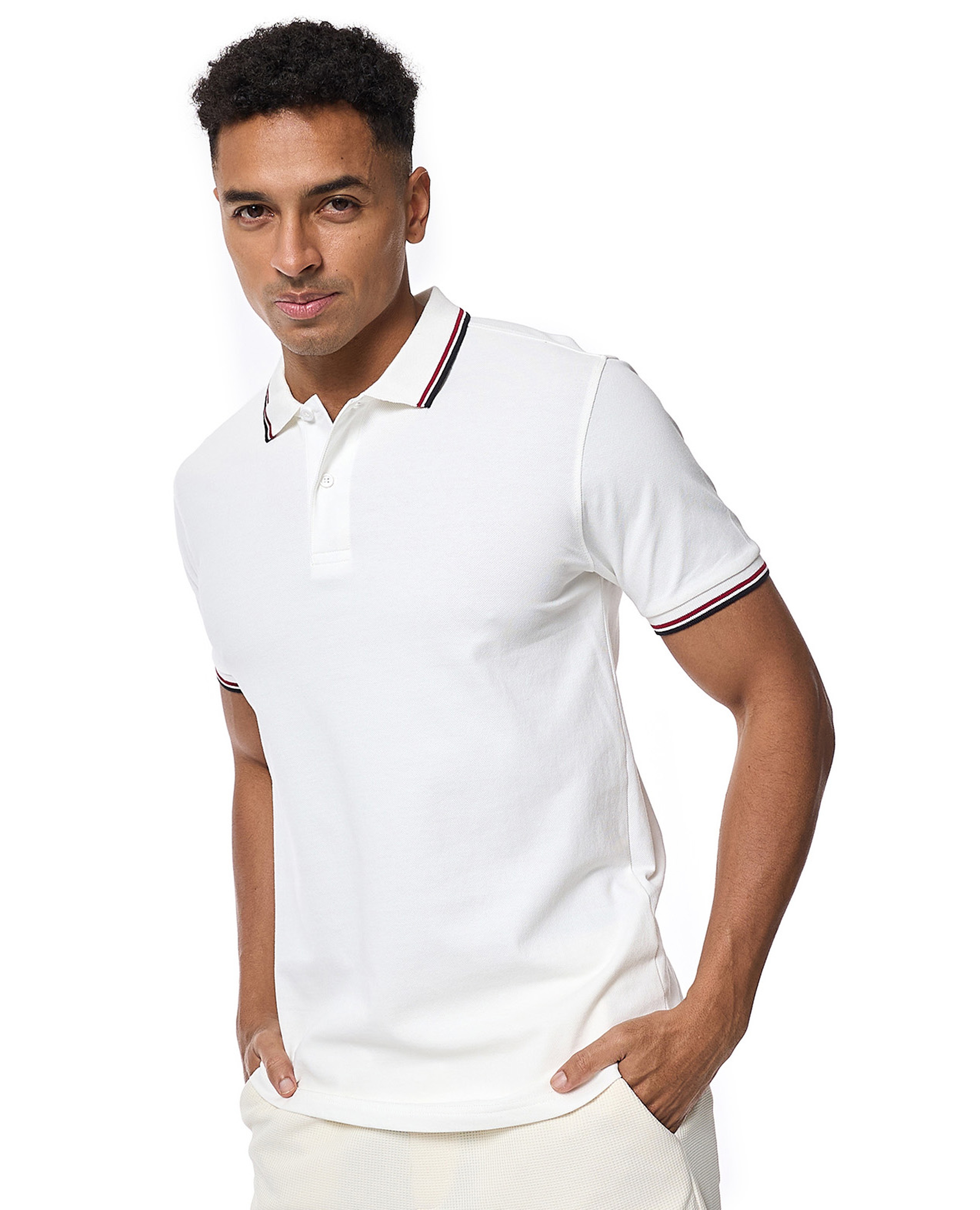 تيشيرت بولو مزين بحواف متباينة وأكمام قصيرة