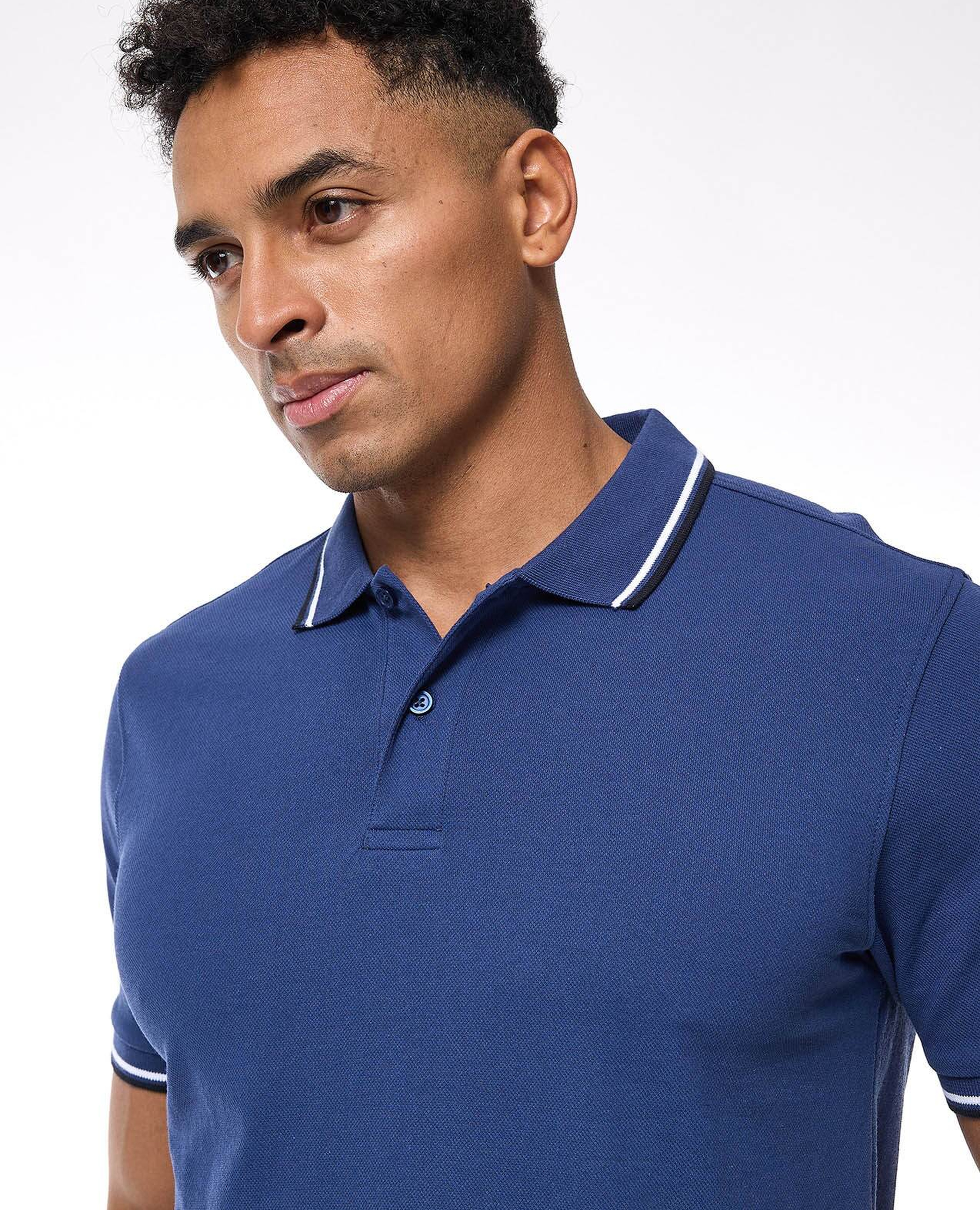 تيشيرت بولو مزين بحواف متباينة وأكمام قصيرة