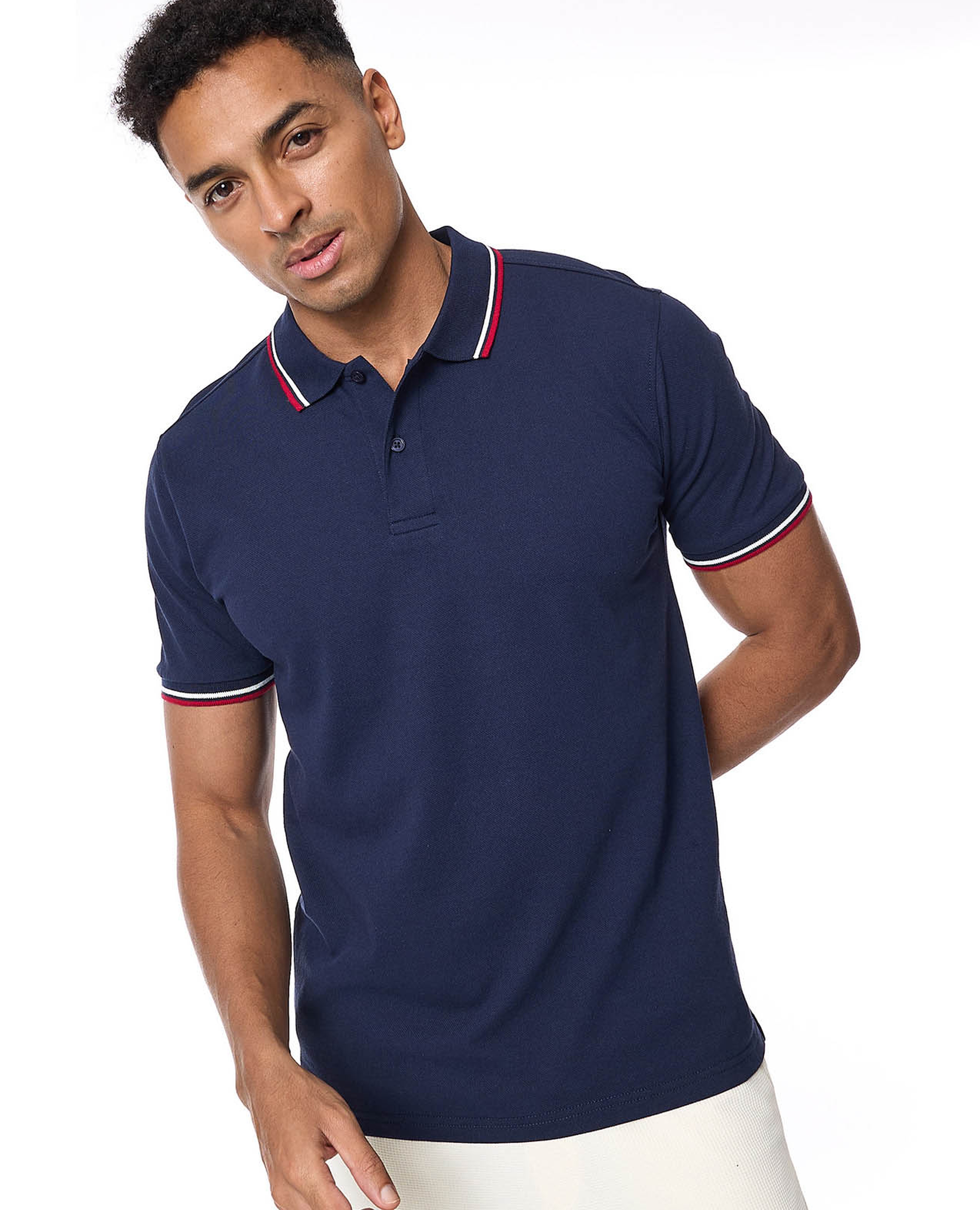 تيشيرت بولو مزين بحواف متباينة وأكمام قصيرة