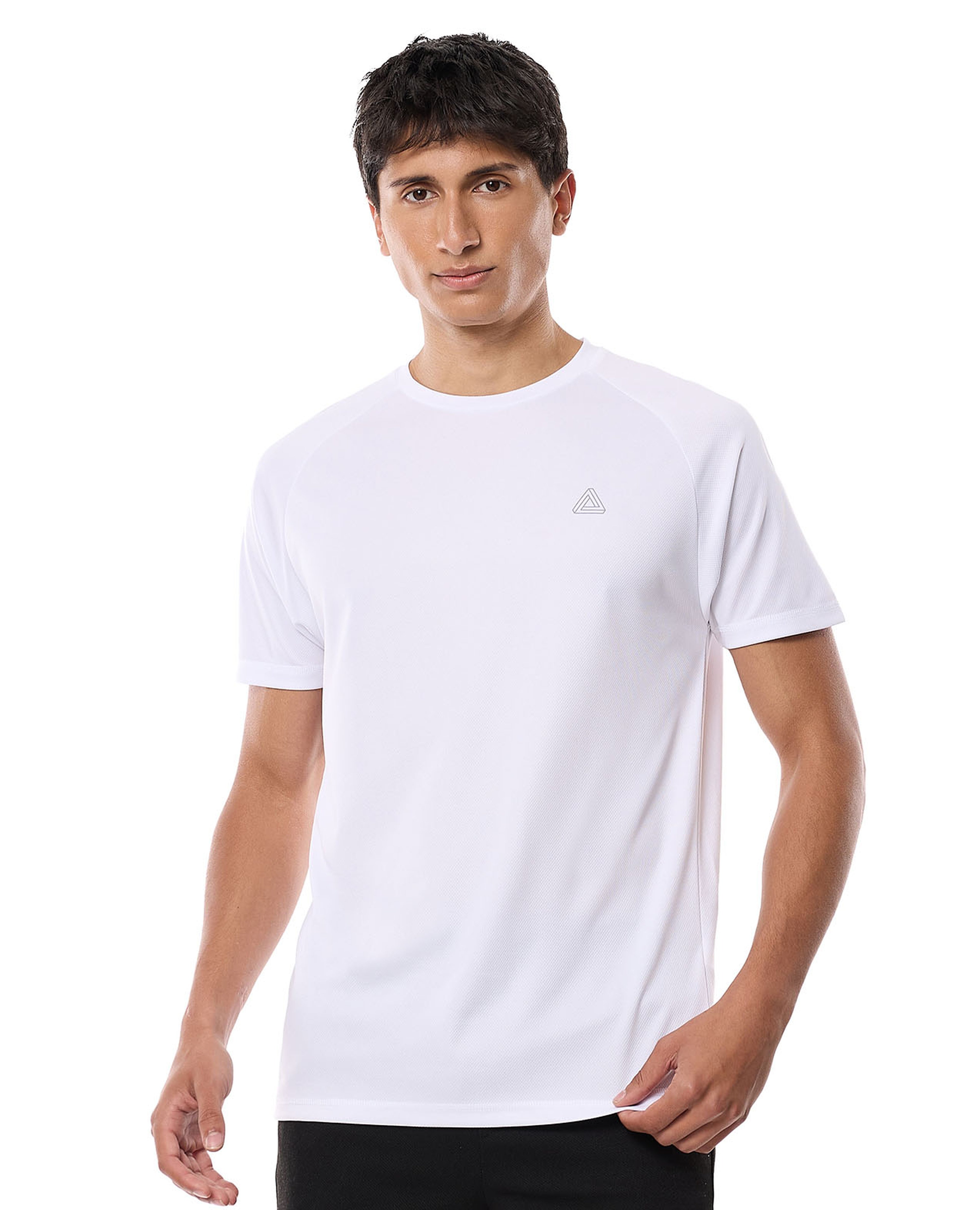 تيشيرت رياضي بشعار برقبة مستديرة وأكمام قصيرة