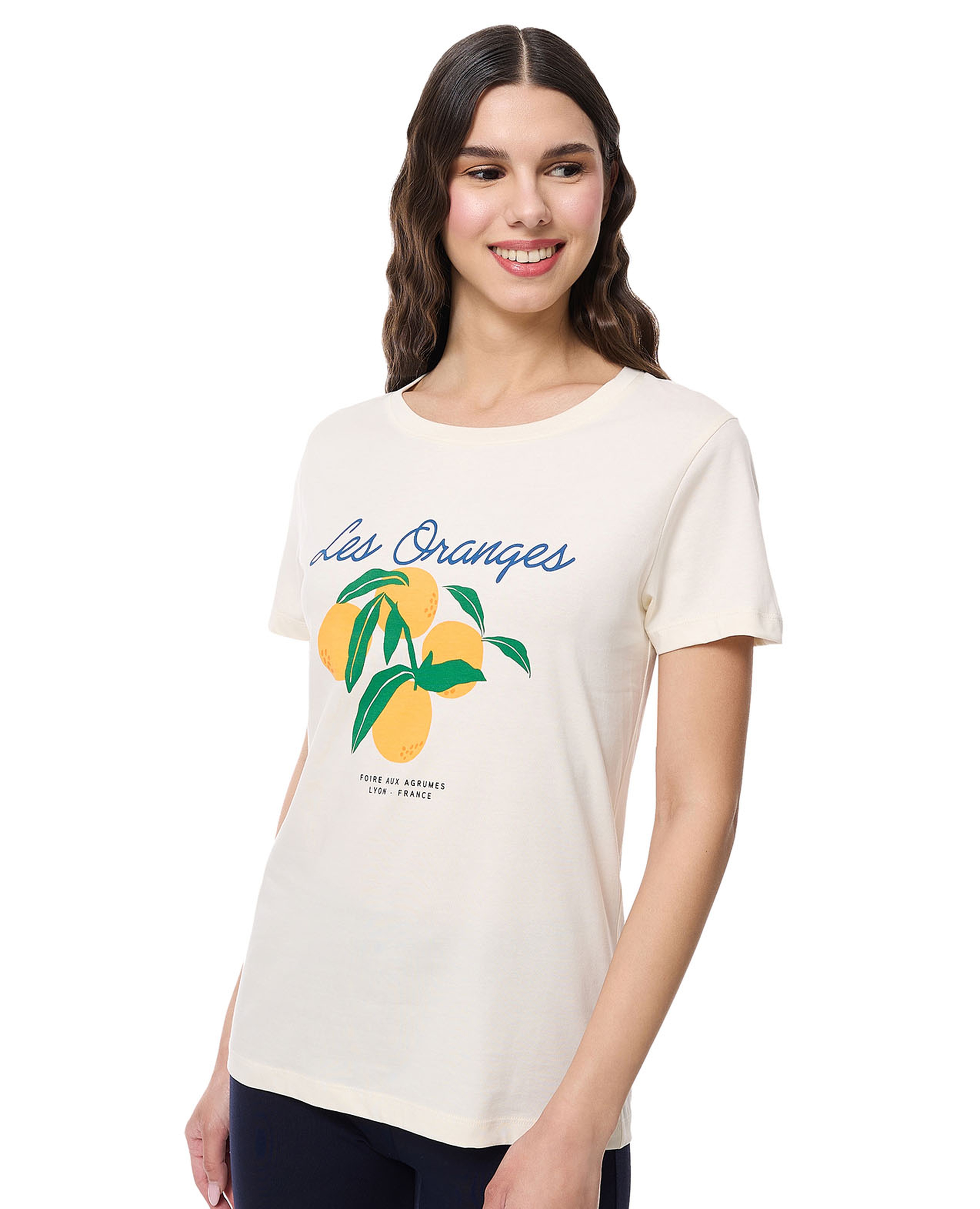 تيشيرت بطبعة برقبة مستديرة وأكمام قصيرة