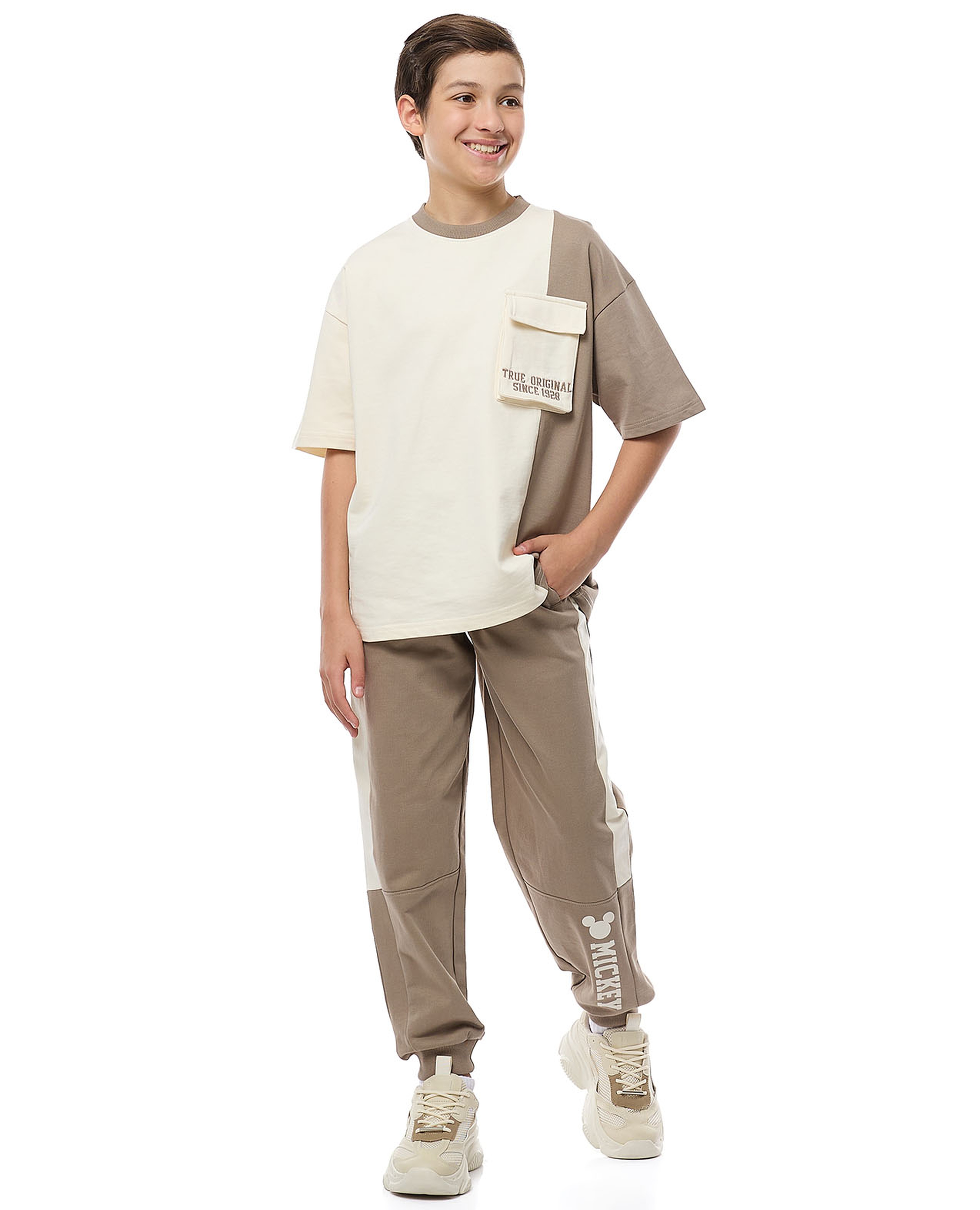 طقم ملابس بألوان متناسقة