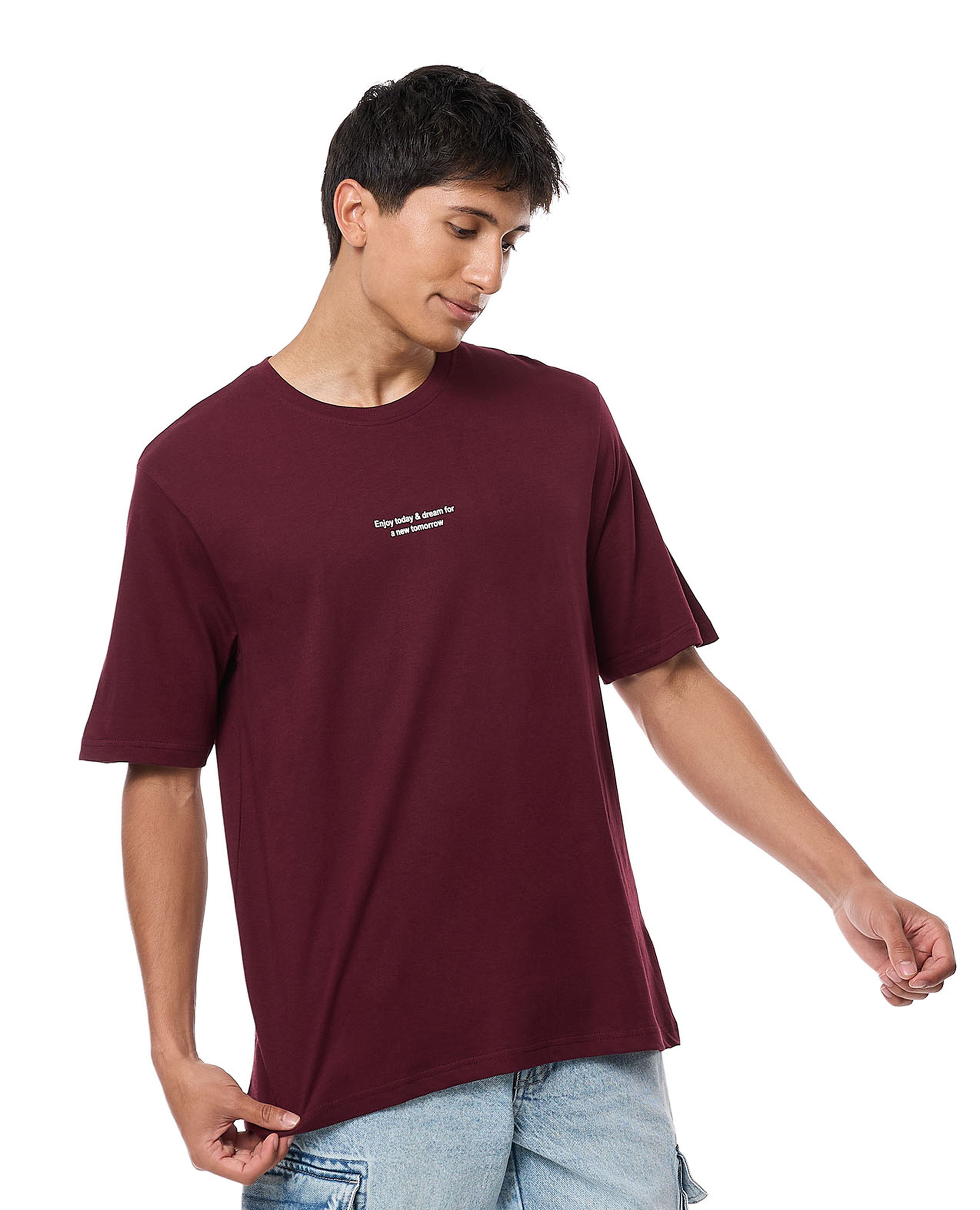 تيشيرت بطبعة كتابية برقبة مستديرة وأكمام قصيرة