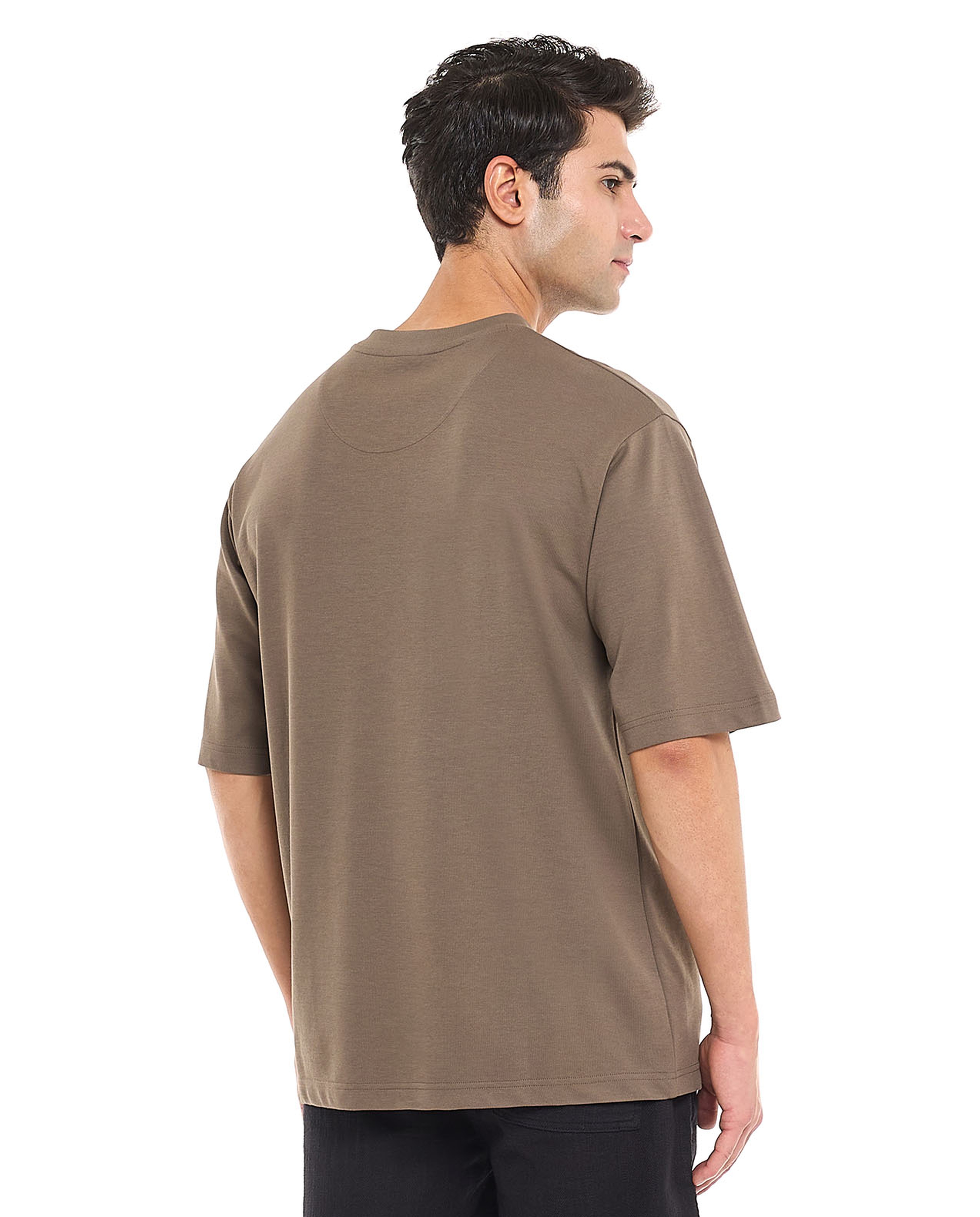 تيشيرت سادة برقبة دائرية وأكمام قصيرة