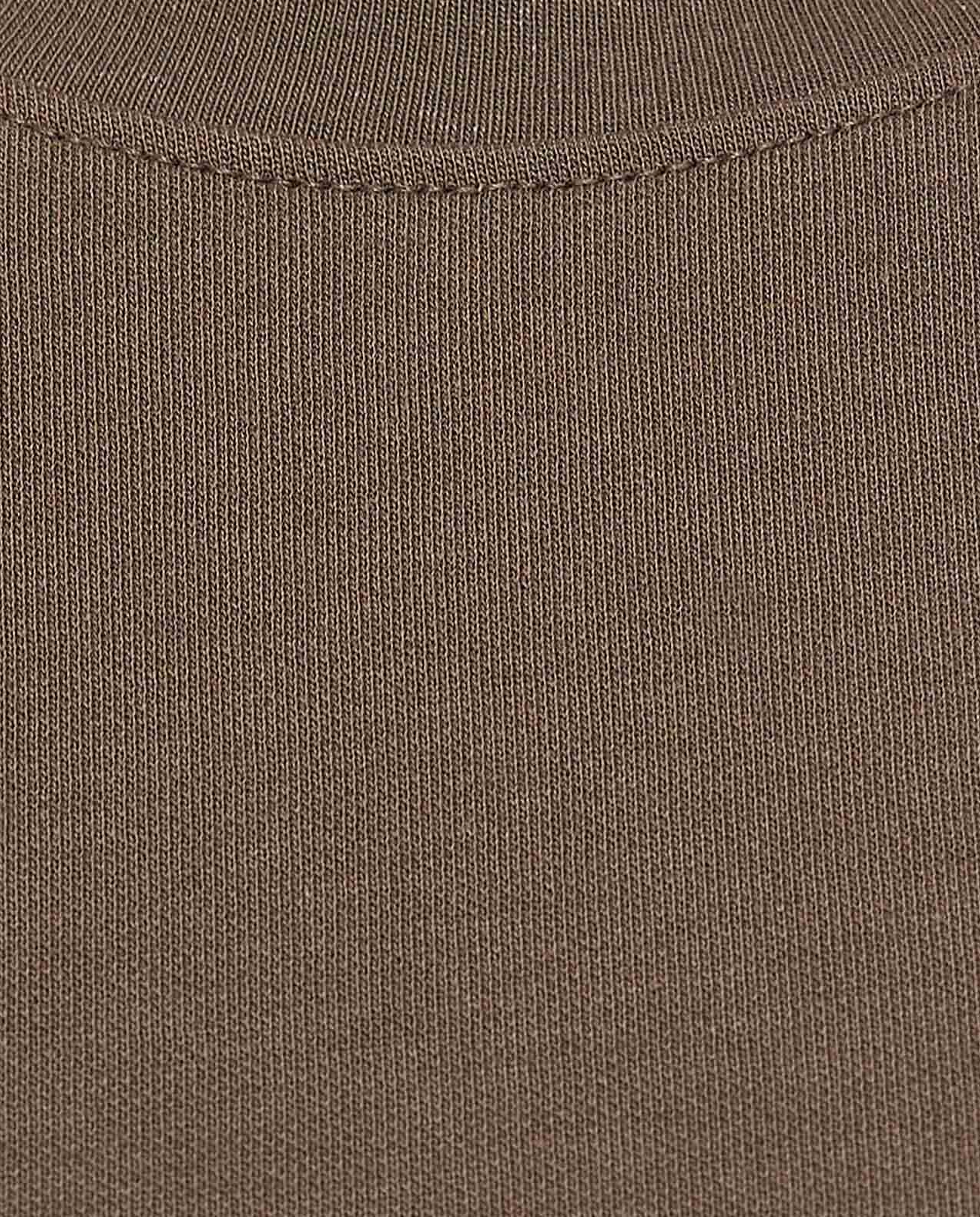 تيشيرت سادة برقبة دائرية وأكمام قصيرة