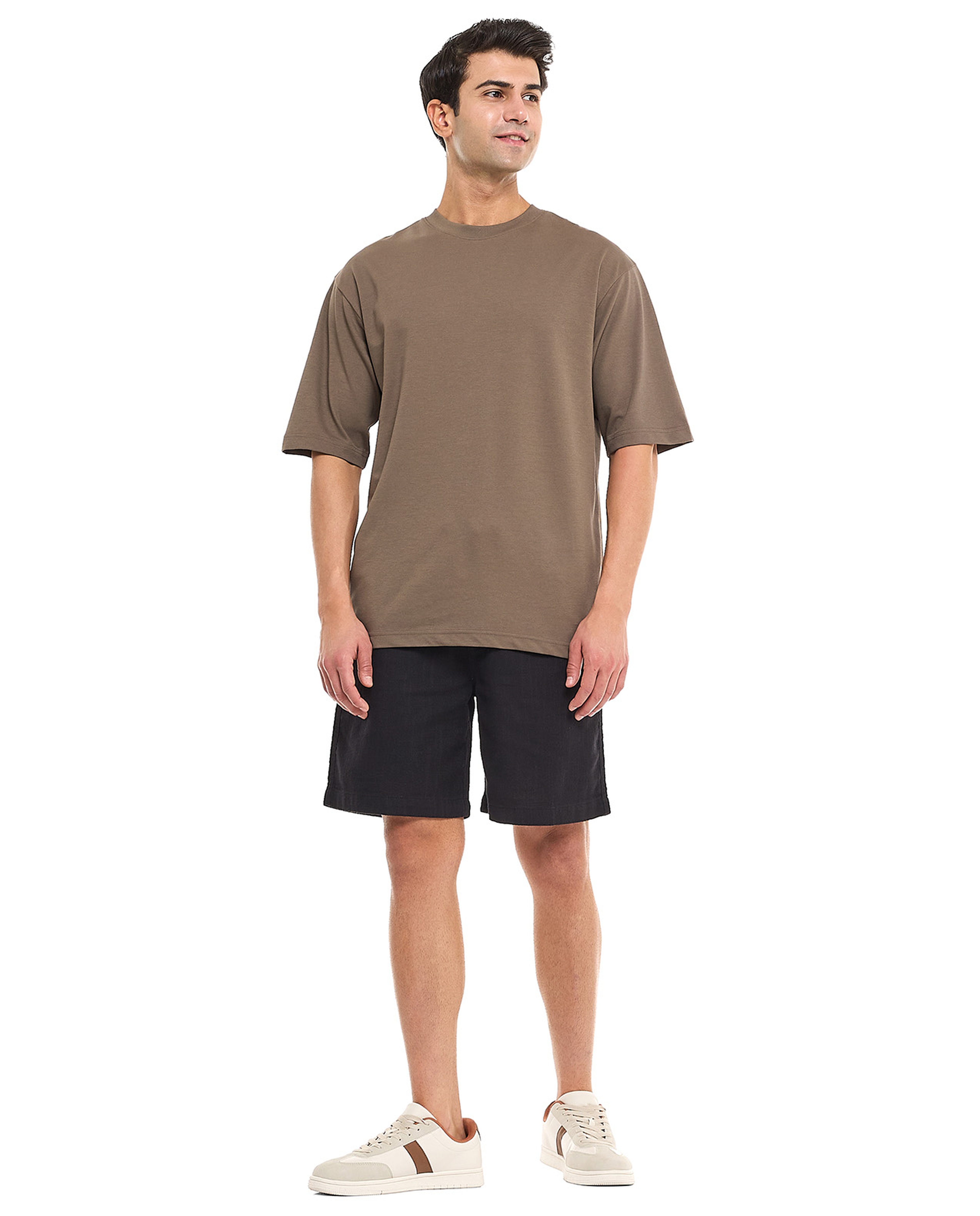 تيشيرت سادة برقبة دائرية وأكمام قصيرة