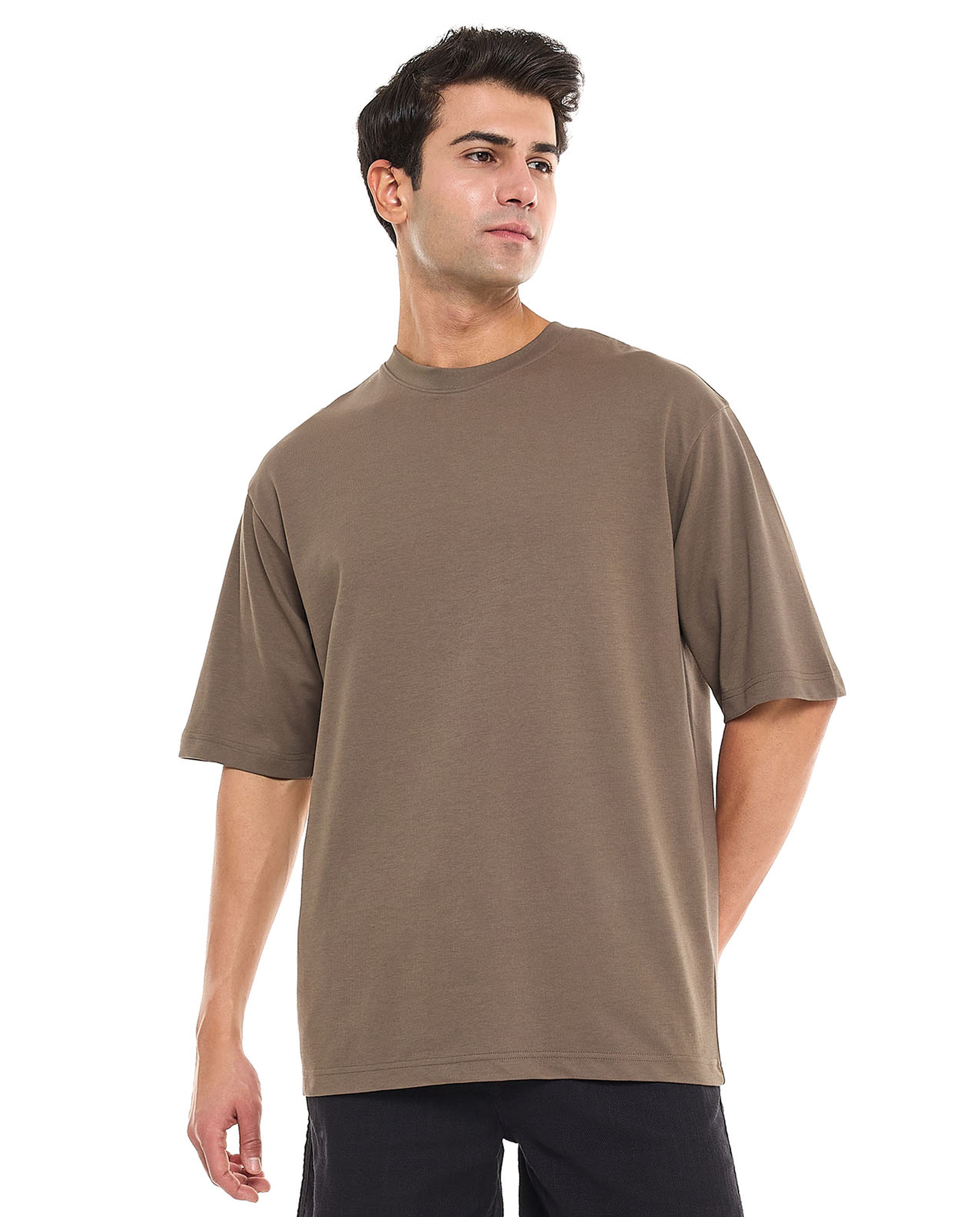 تيشيرت سادة برقبة دائرية وأكمام قصيرة