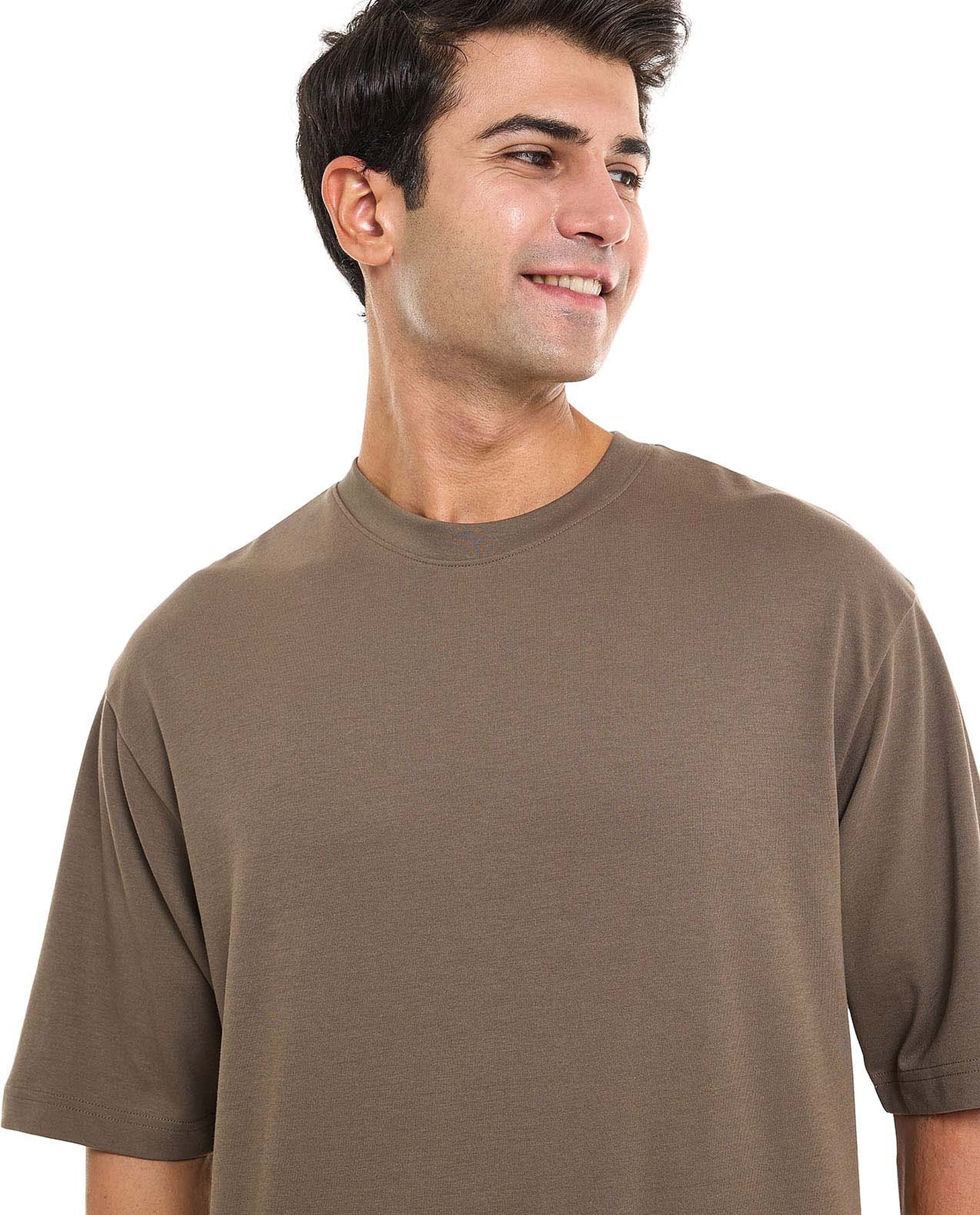 تيشيرت سادة برقبة دائرية وأكمام قصيرة