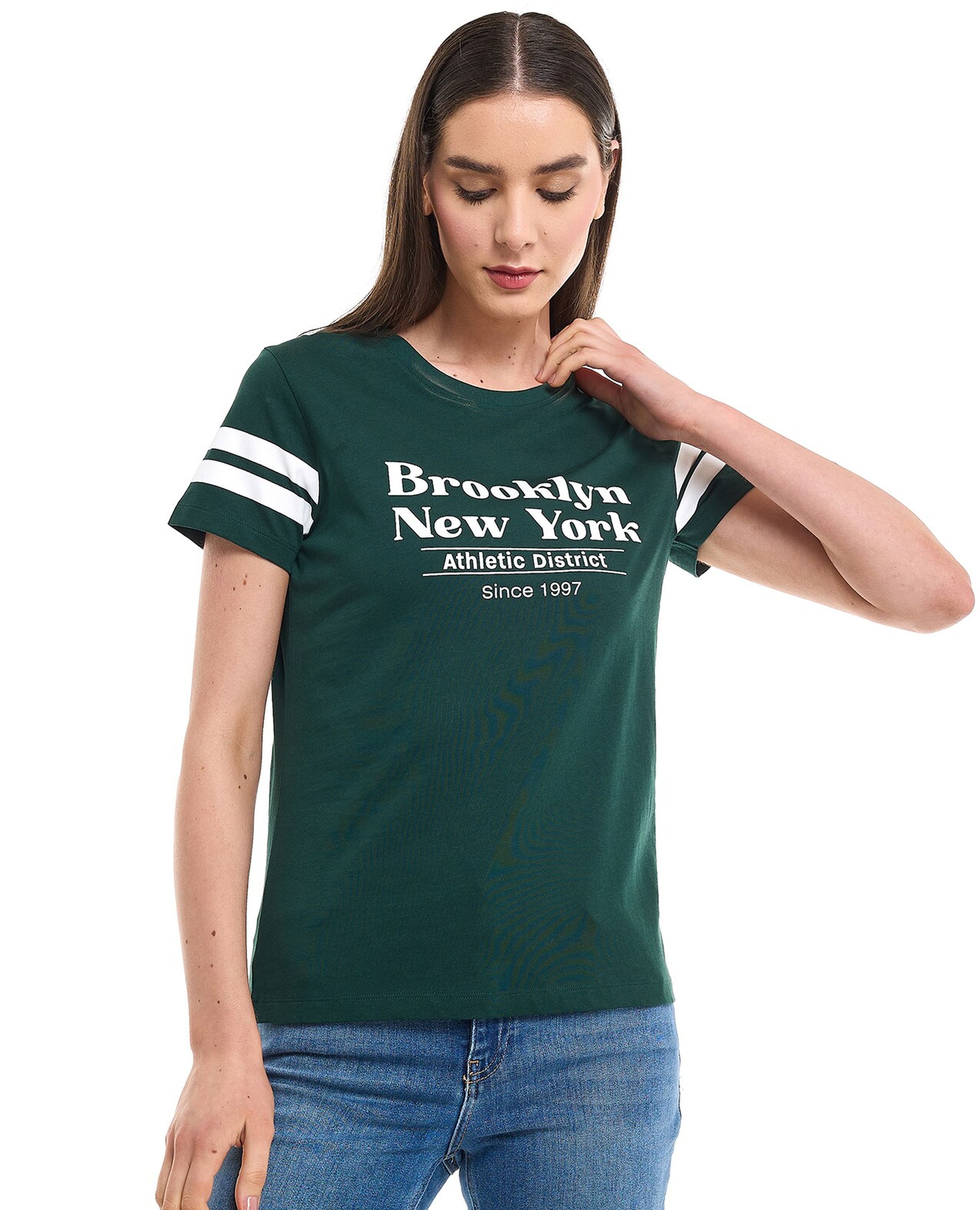 تيشيرت بطبعة بياقة دائرية كم قصير