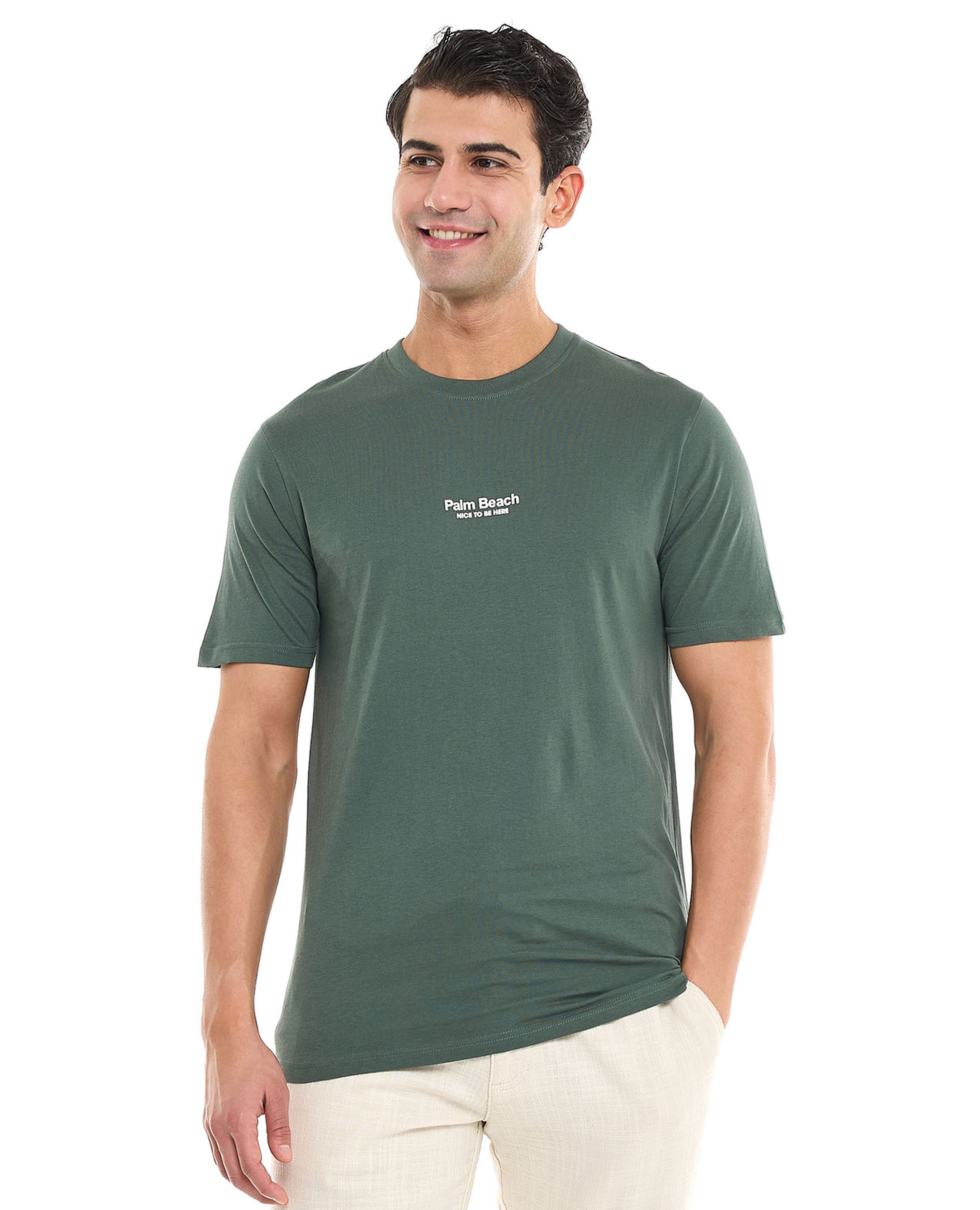 تيشيرت بطبعة تايبوجرافي برقبة دائرية وأكمام قصيرة