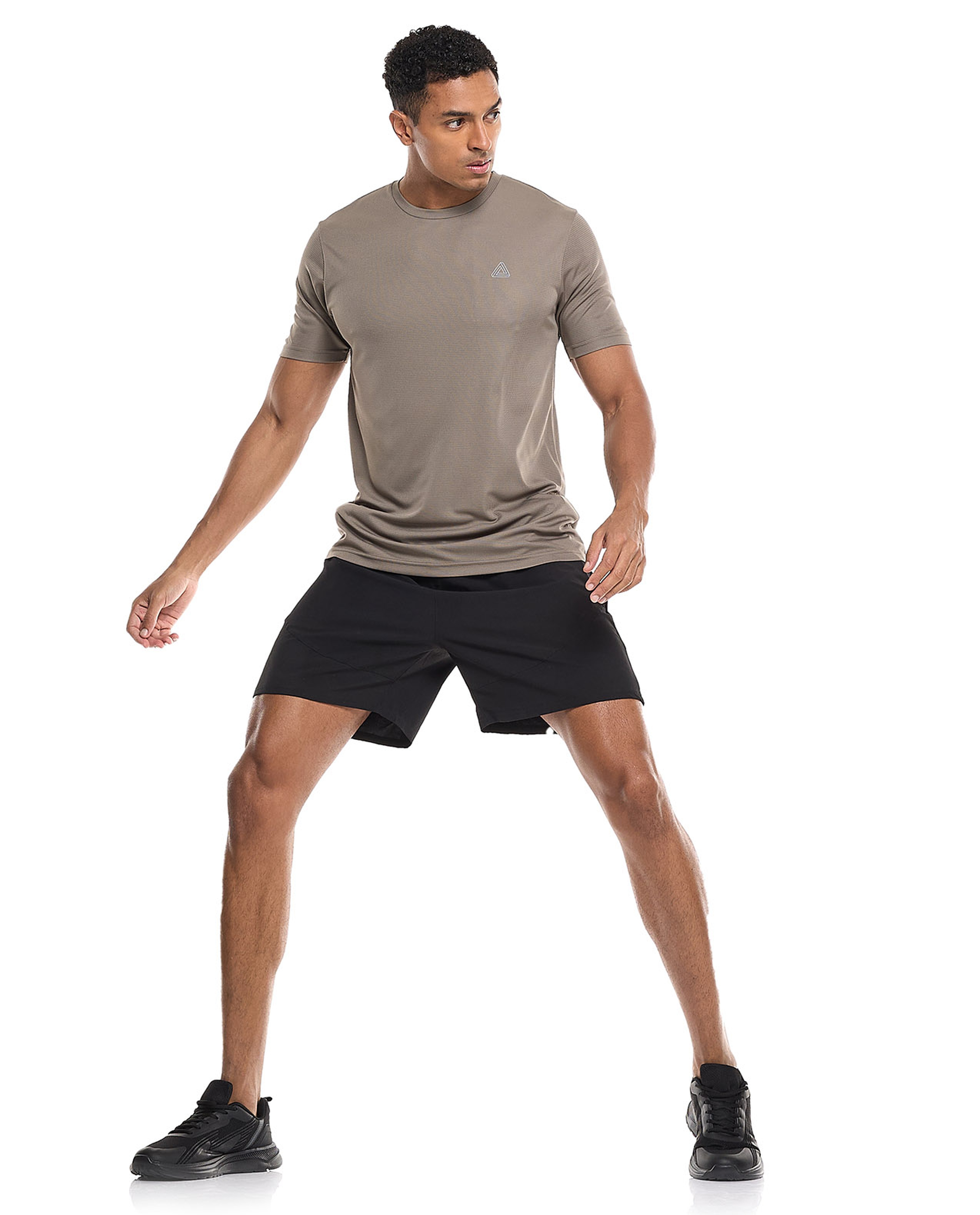 تيشيرت بأكمام قصيرة ورقبة مستديرة