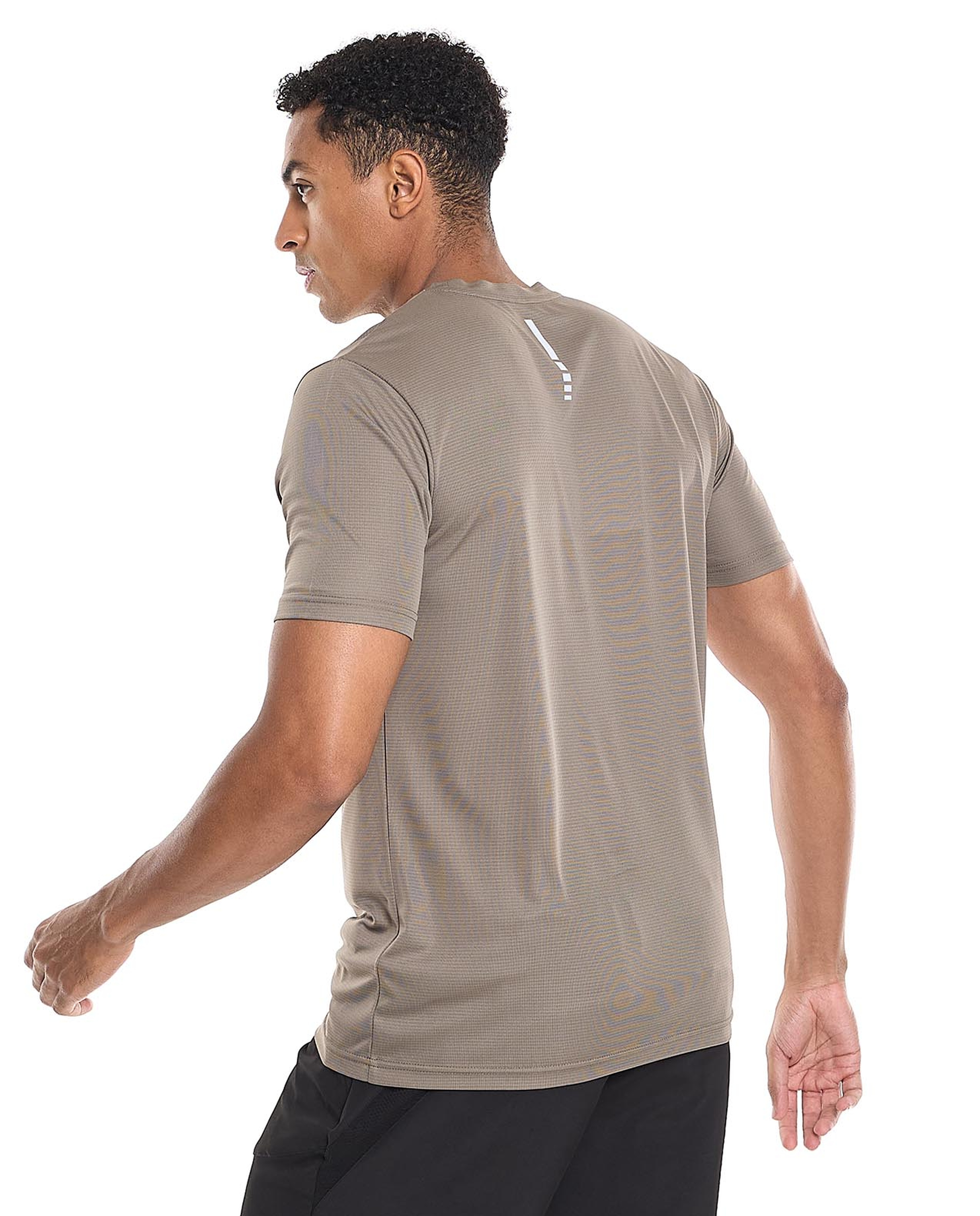 تيشيرت بأكمام قصيرة ورقبة مستديرة