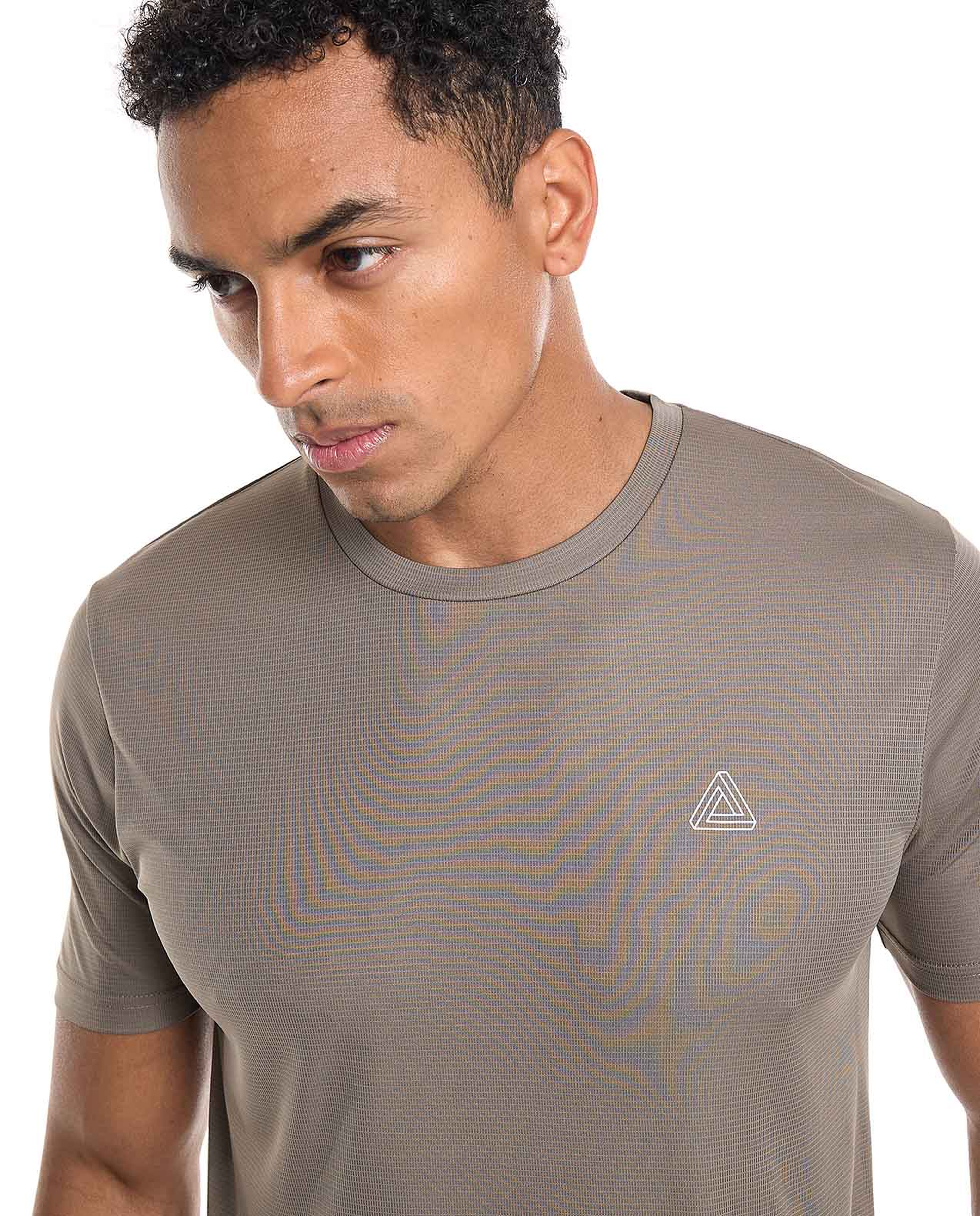 تيشيرت بأكمام قصيرة ورقبة مستديرة