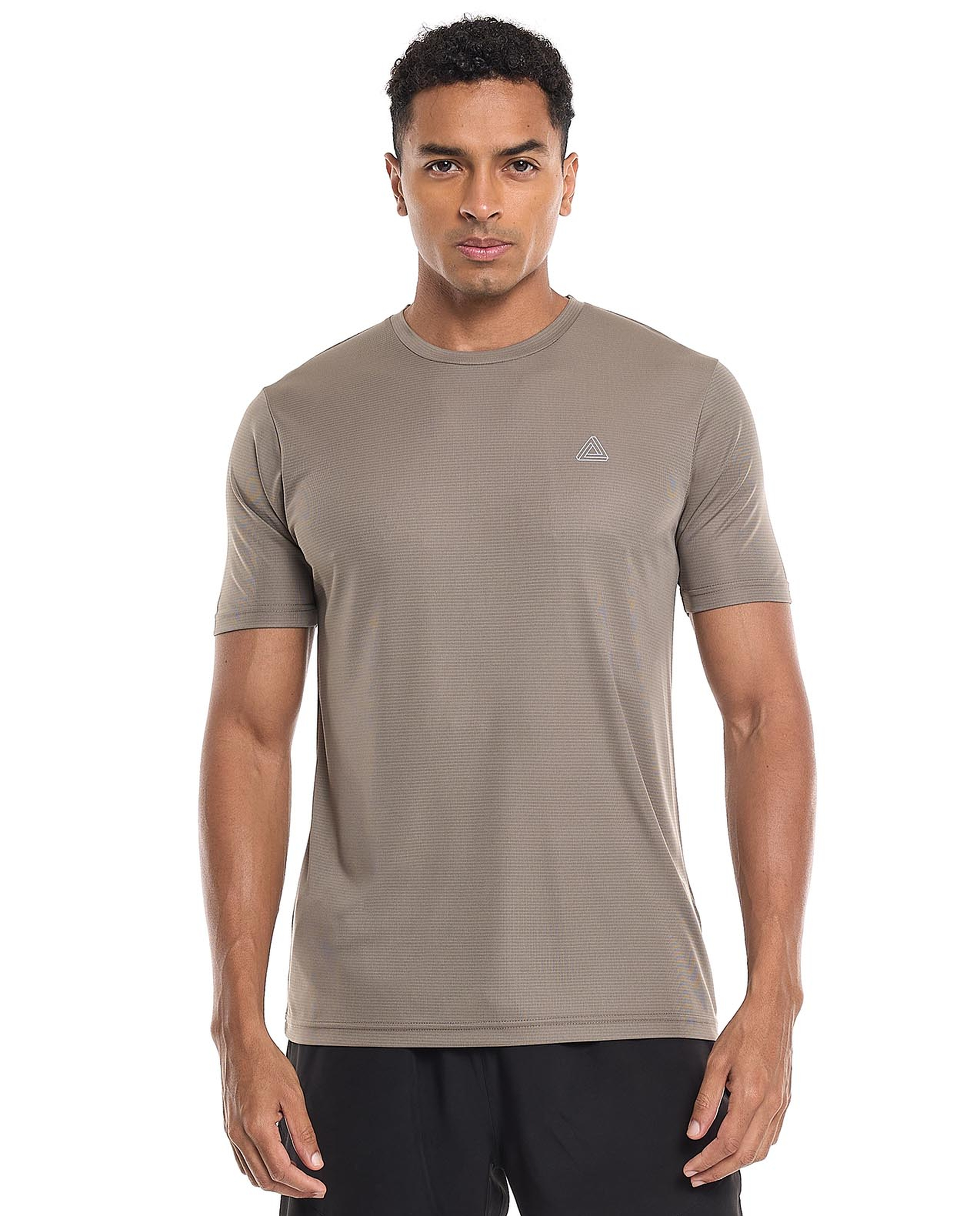 تيشيرت بأكمام قصيرة ورقبة مستديرة