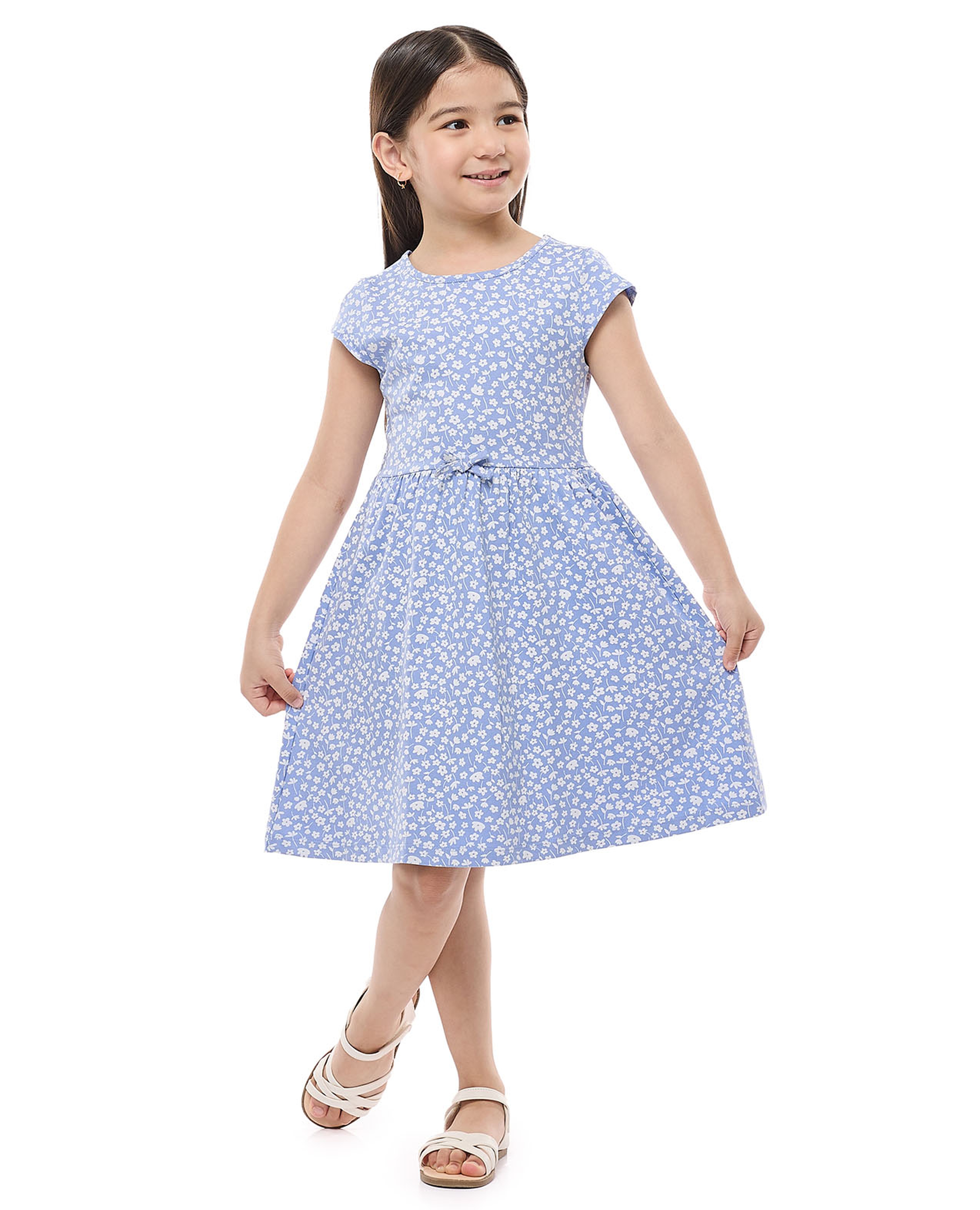 فستان واسع مطبوع برقبة دائرية وأكمام كاب