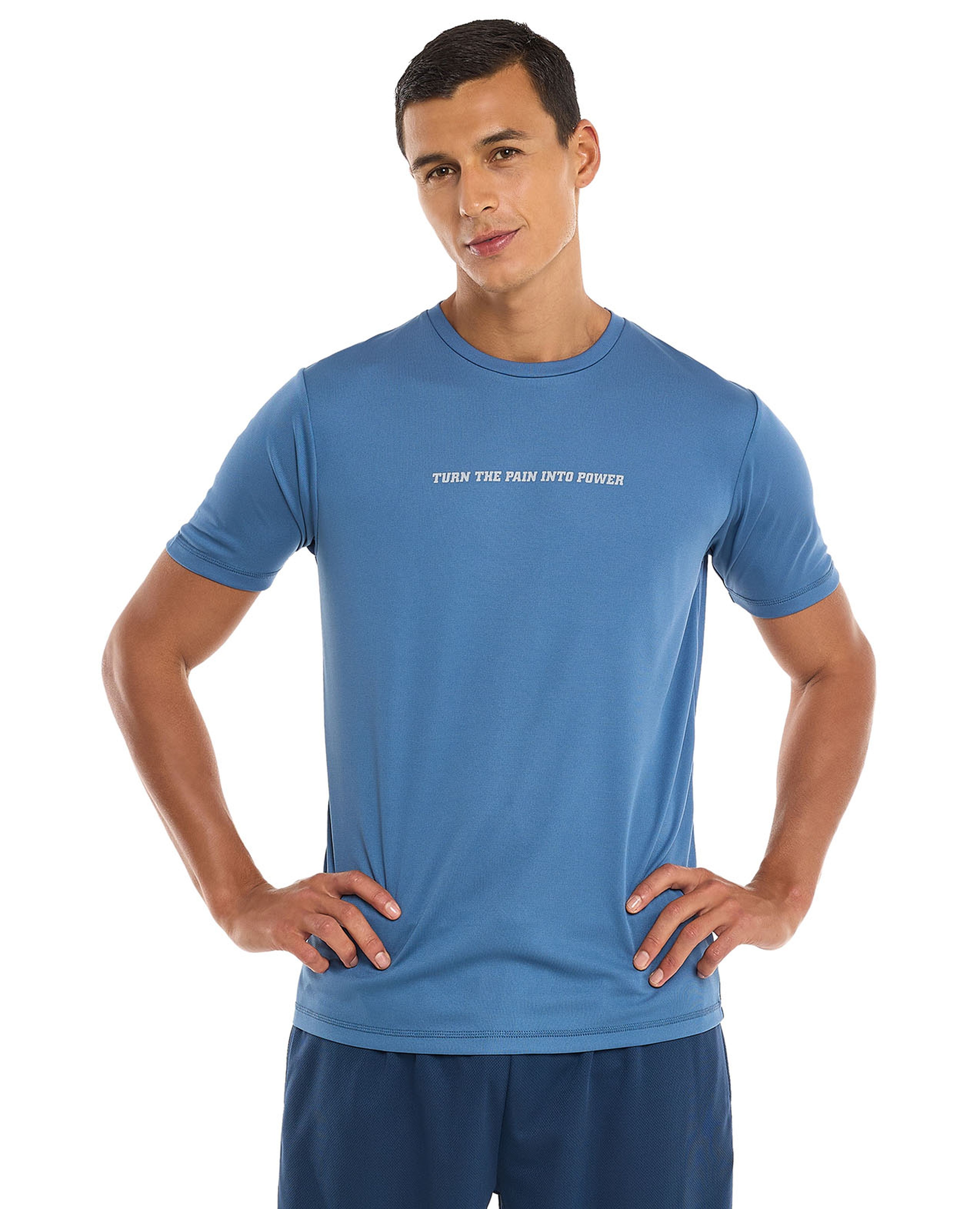 تيشيرت رياضي بأكمام قصيرة ورقبة مستديرة بطبعة